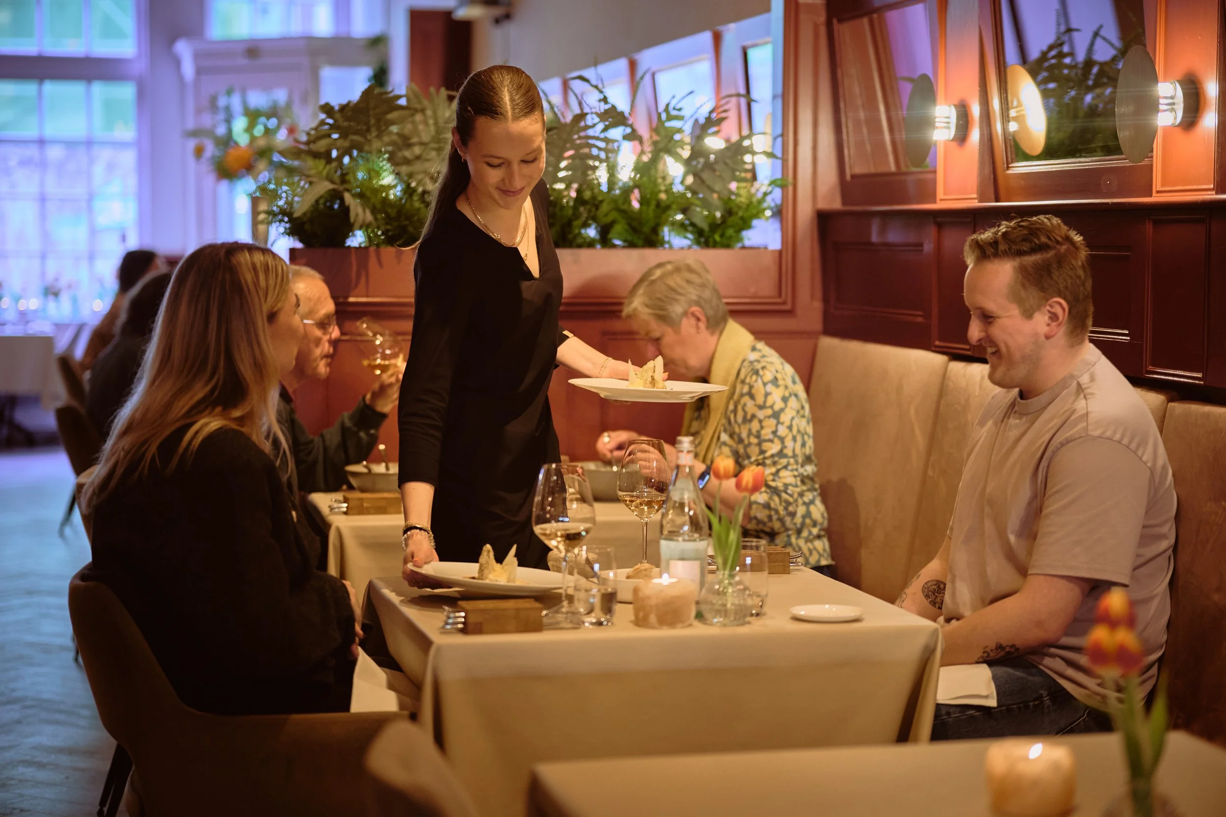 Uitserveren van het seizoensmenu door Host Restaurant Blumé 