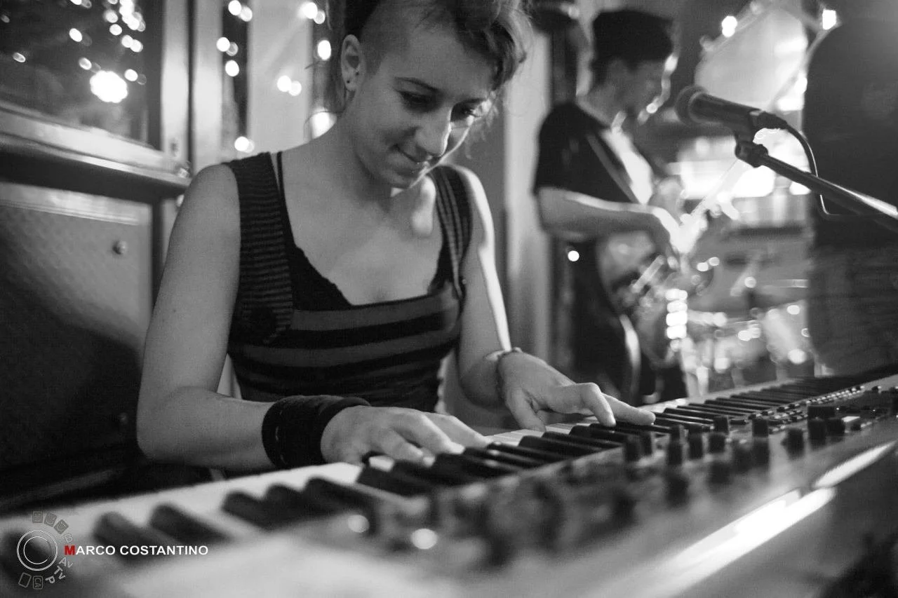 piano-bw-band.jpg