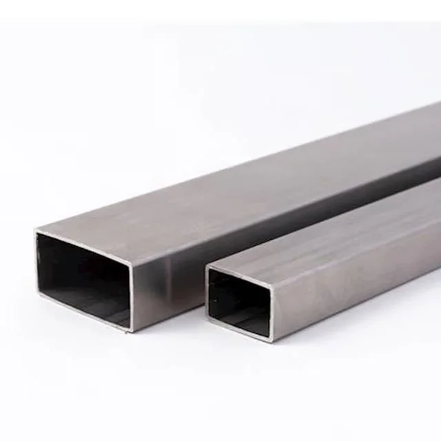 Zwei metallene quadratische Hohlprofile, nebeneinander auf weißem Hintergrund