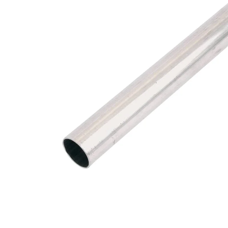 Ein metallischer Rohrabschnitt, vermutlich aus Edelstahl, auf weißem Hintergrund.