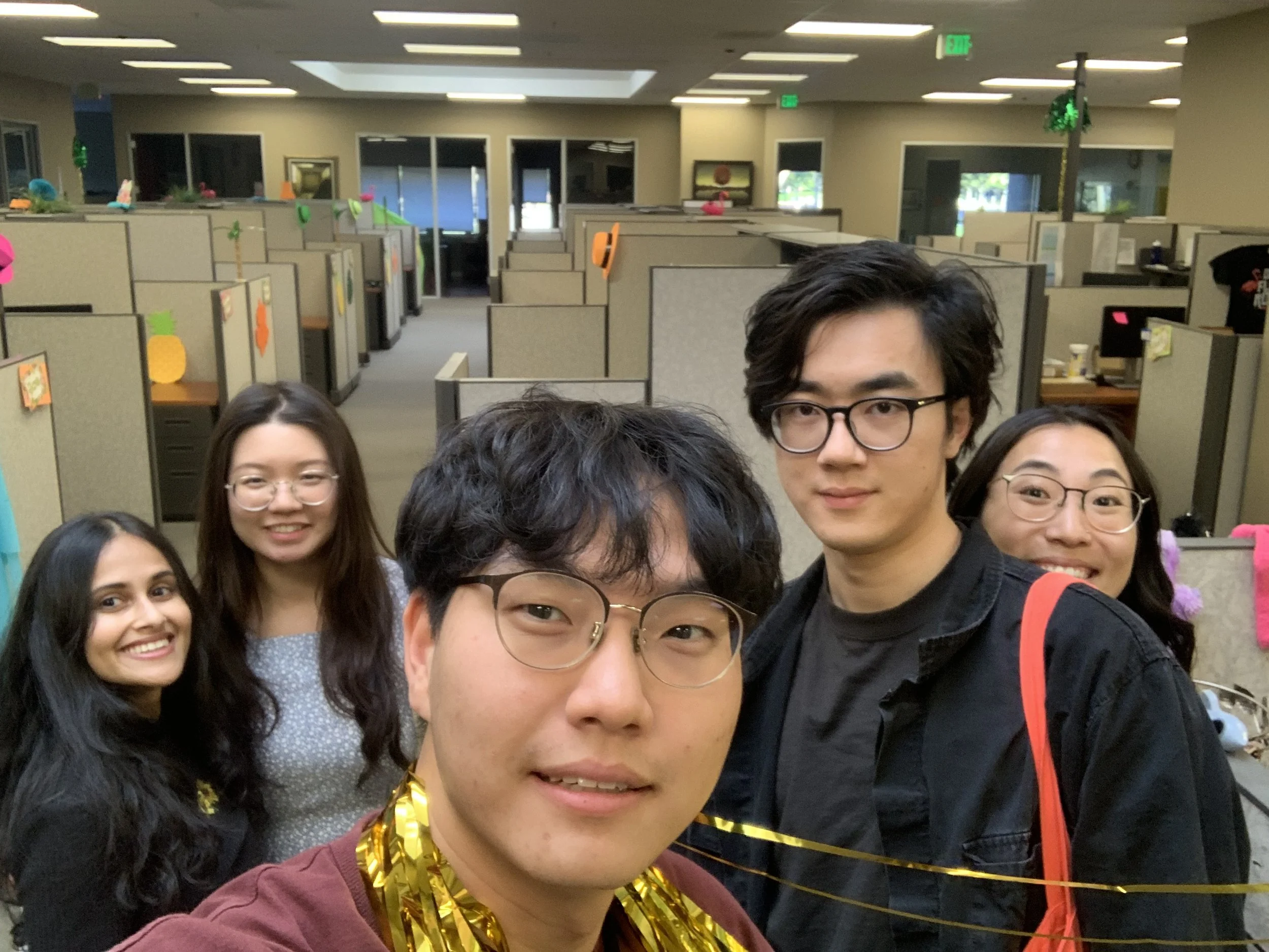 김재현 회계사, Jekkek company, 젝켁, 젴켘, 사무실에서 사진을 찍은 그룹 사진으로, 여러 명의 사람이 함께 모여있으며 일부는 웃고 있다.