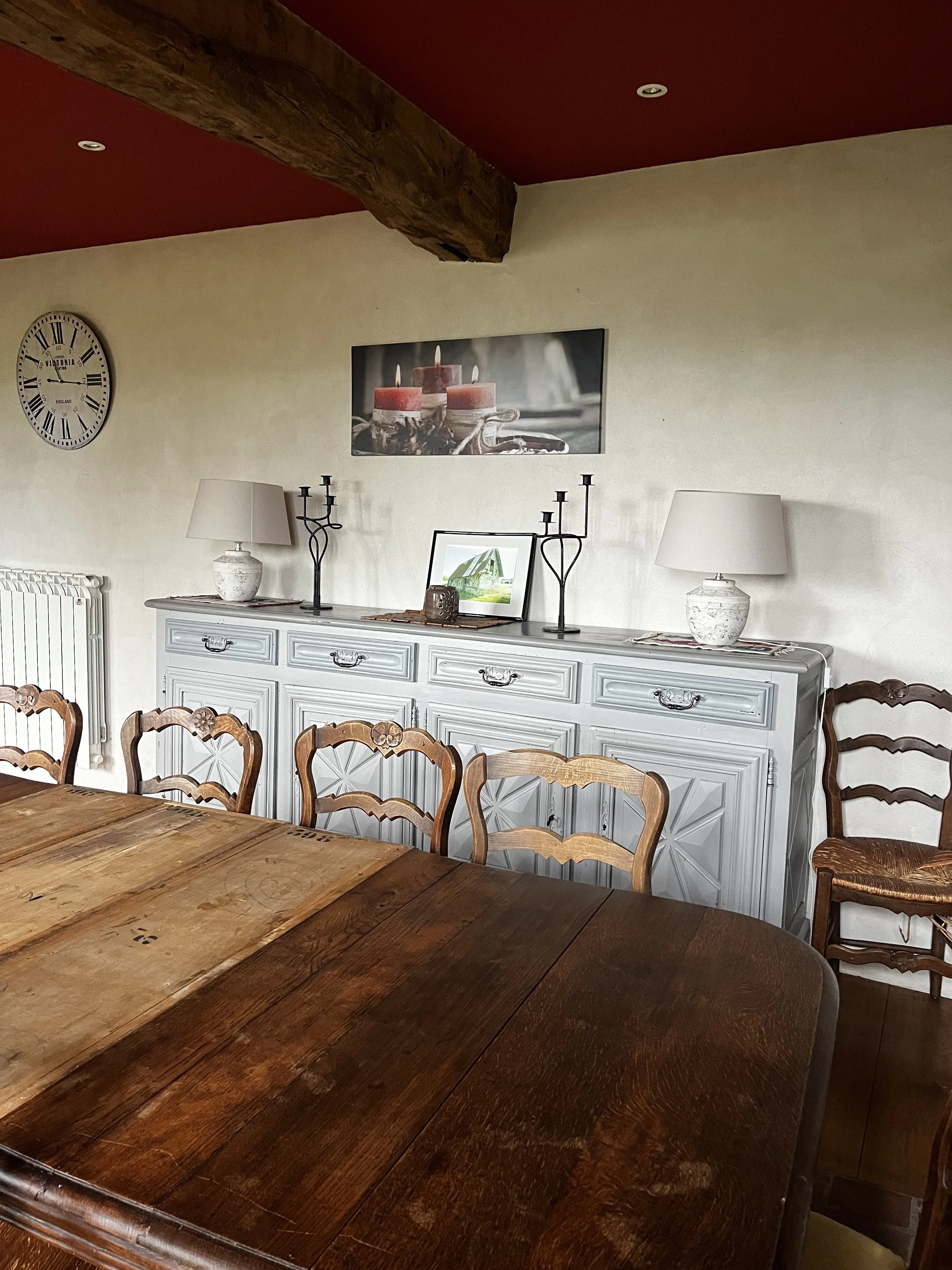 Une salle à manger avec un grand table en bois, charme de l'ancien, gite en normandie pour une retraite en septembre 2026, retraite femme yoga nature
