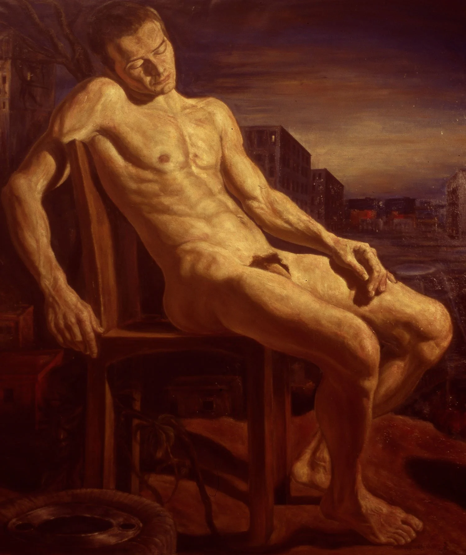 Dipinto di un uomo nudo seduto su una sedia di legno con uno sfondo di edifici e cielo al tramonto.
