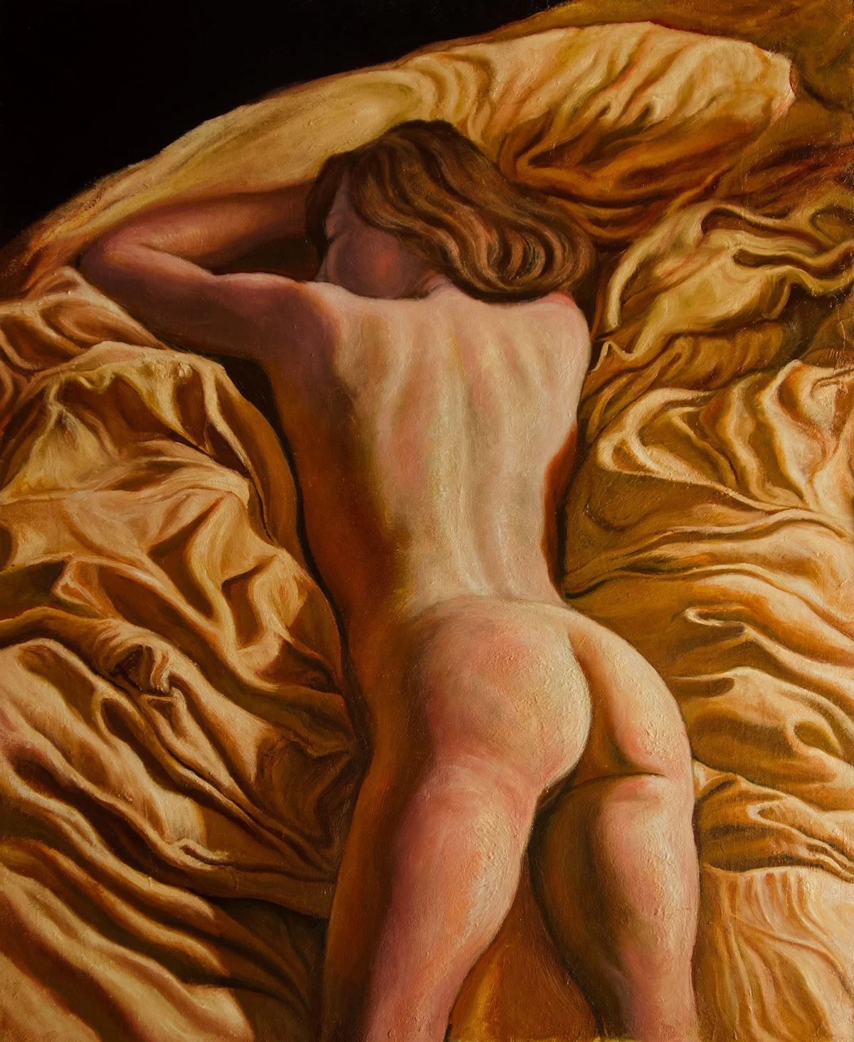 Ritratto di una donna nuda sdraiata su un letto con lenzuola di colore giallo e marrone.