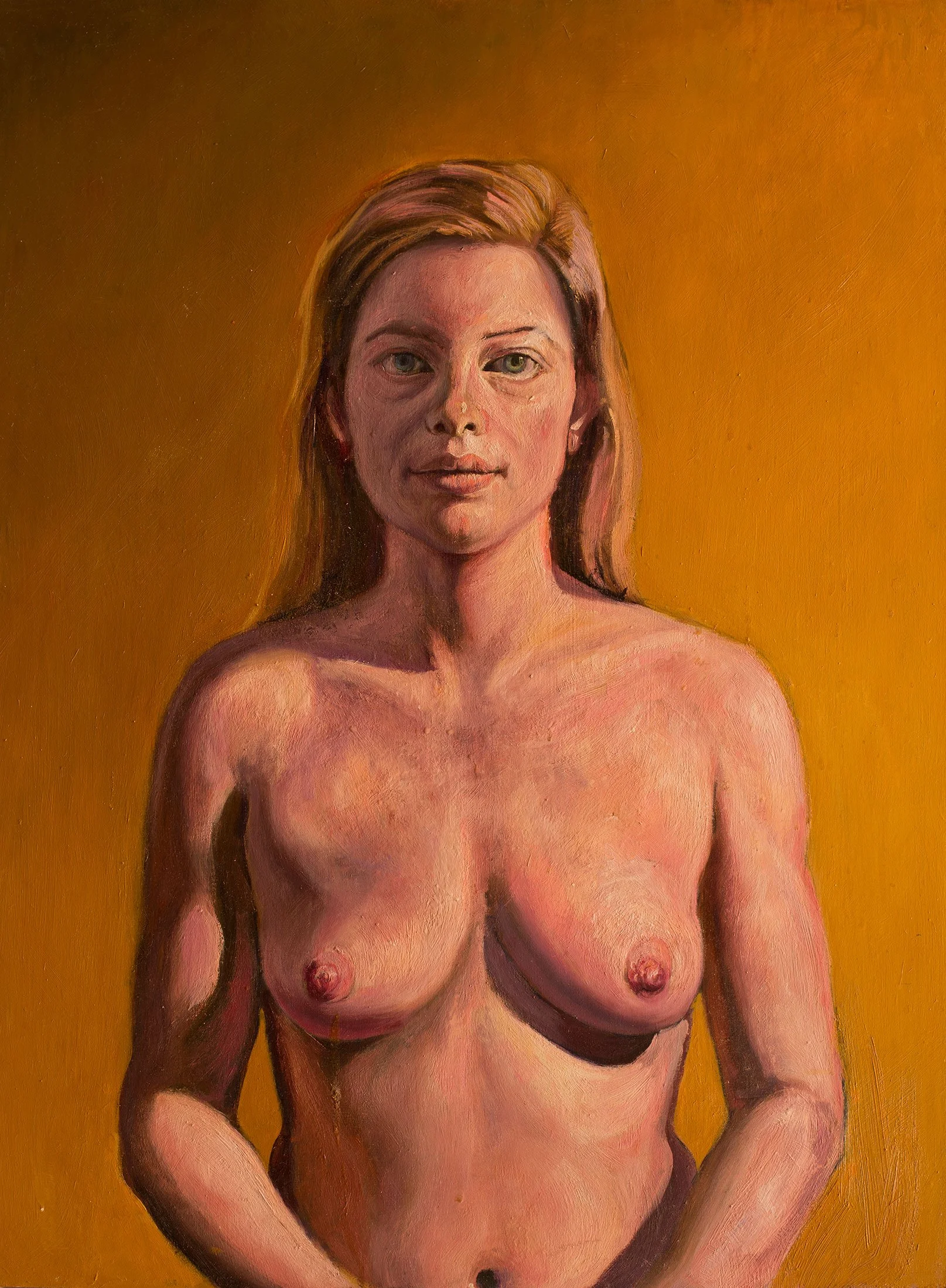 Ritratto di una donna nuda con pelle chiara e capelli castani, sfondo arancione