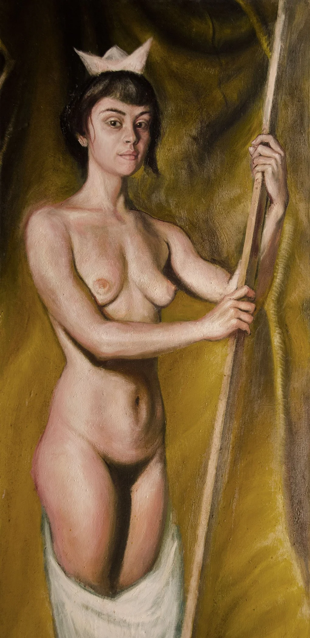 Ritratto di una donna nuda con orecchini, con una specie di corno o fiocco rosa sulla testa, che tiene un bastone, con uno sfondo di colore marrone e giallo.Nudo femminile.