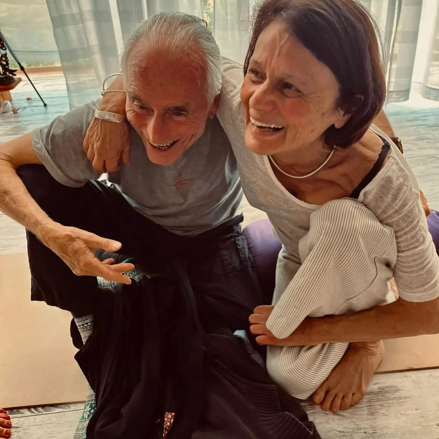 Fran&ccedil;ois Lorin (conf&eacute;rencier et professeur de yoga form&eacute; en Inde) et son &eacute;pouse Jocelyne 🙏 nous ont parl&eacute; notamment de la conscience et du grand tout.
Merci pour votre douceur et votre g&eacute;n&eacute;rosit&eacut