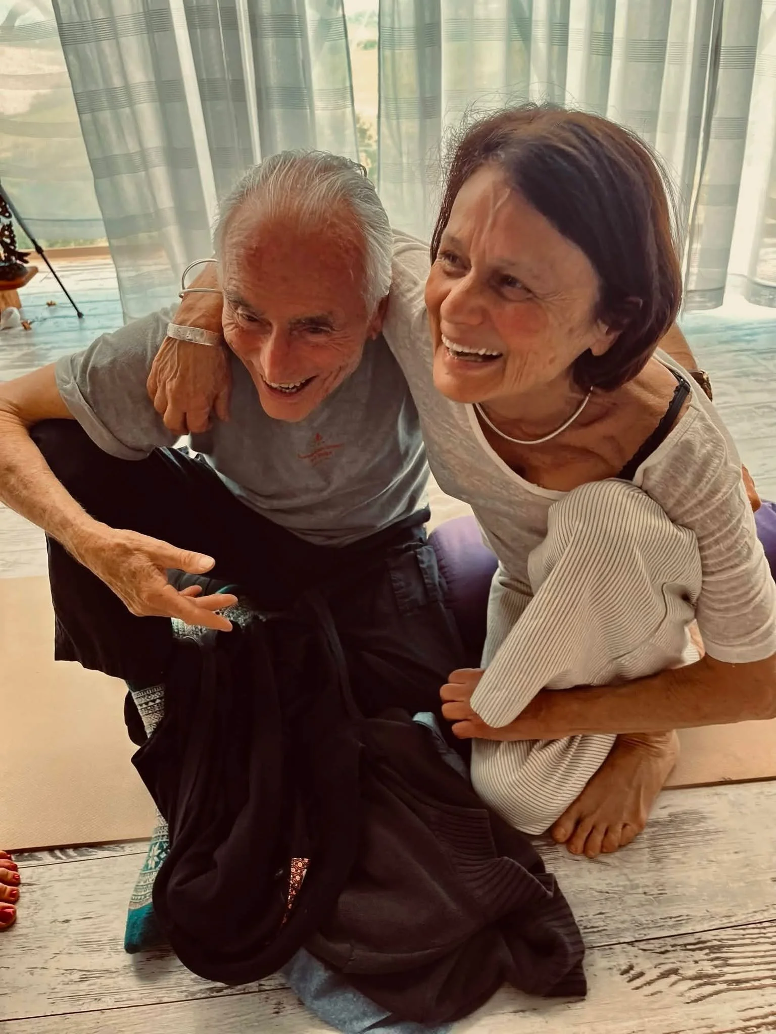 Fran&ccedil;ois Lorin (conf&eacute;rencier et professeur de yoga form&eacute; en Inde) et son &eacute;pouse Jocelyne 🙏 nous ont parl&eacute; notamment de la conscience et du grand tout.
Merci pour votre douceur et votre g&eacute;n&eacute;rosit&eacut