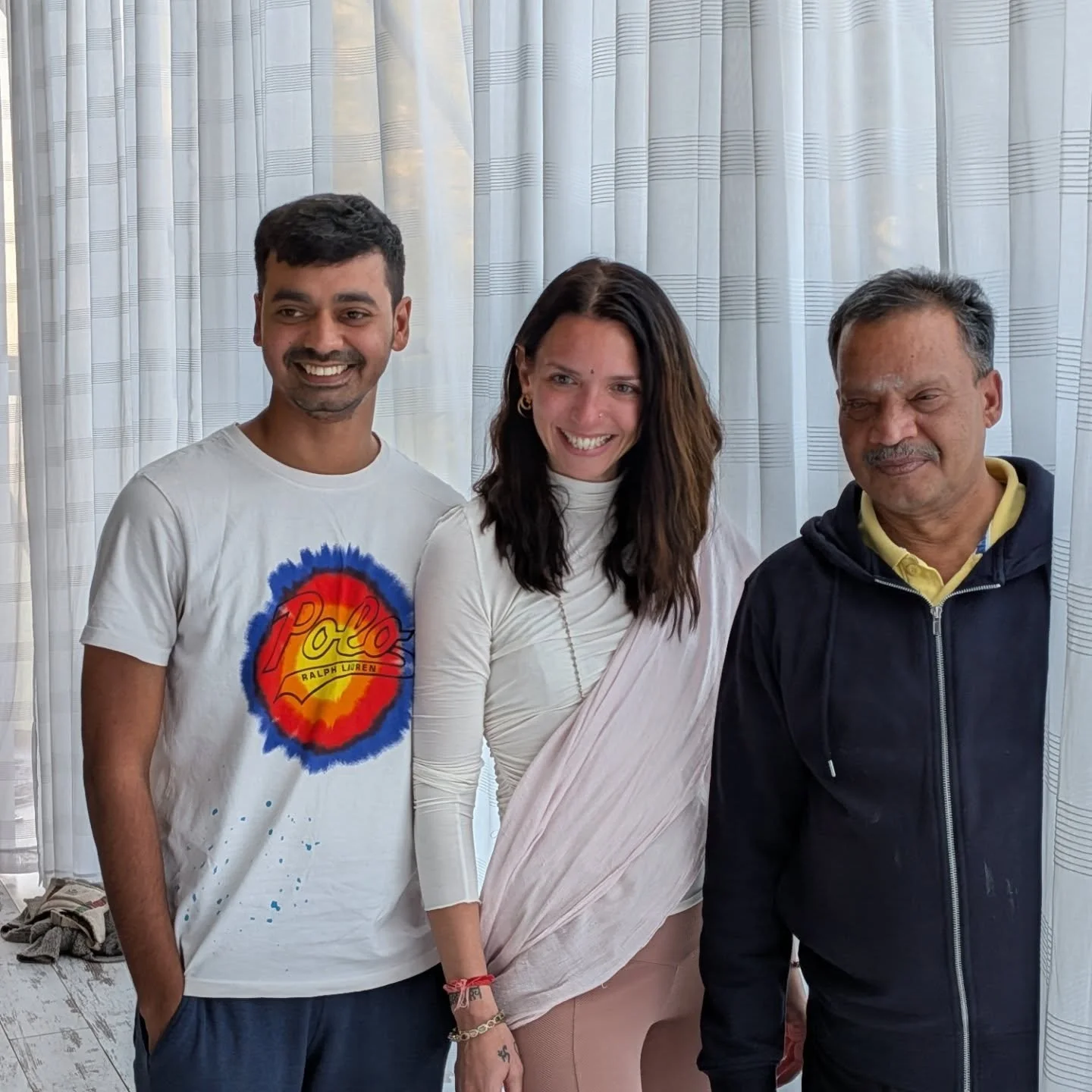 Dr N. Chandrasekaran et son fils (sp&eacute;cialistes du yoga cikitsa) sont venus d'Inde pour nous parler des fondements de la philosophie yogique.🙏🙏
Ils entourent @Lola Papas cr&eacute;atrice de @sadhanalifecenter_yoga_school dont nous f&ecirc;ton