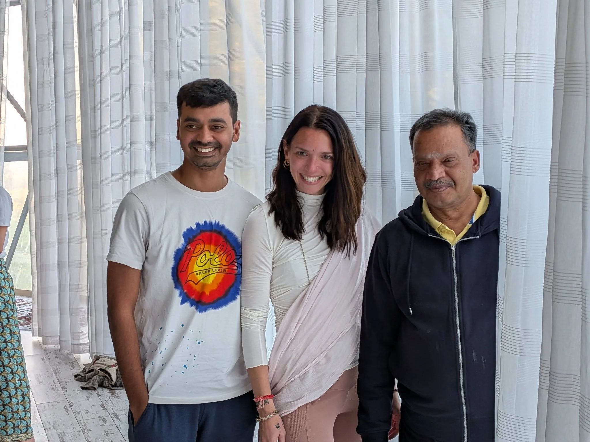 Dr N. Chandrasekaran et son fils (sp&eacute;cialistes du yoga cikitsa) sont venus d'Inde pour nous parler des fondements de la philosophie yogique.🙏🙏
Ils entourent Lola Papas cr&eacute;atrice de Sadhanalifecenteryogaschool dont nous f&ecirc;tons le