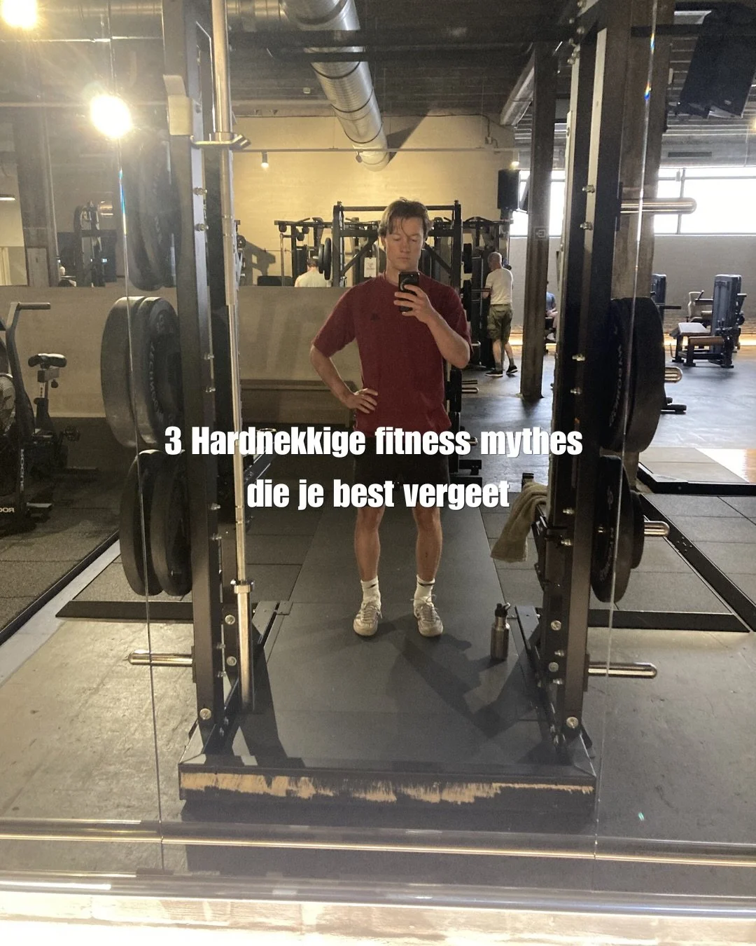 Strakke look = veel spiermassa en weinig vetmassa. d.w.z. spieren opbouwen en indien nodig vet verbranden. Spieren opbouwen doe je door intense krachttraining en vet verliezen door een calorietekort. Met lichte dumbbels ga je nooit voldoende spieren 
