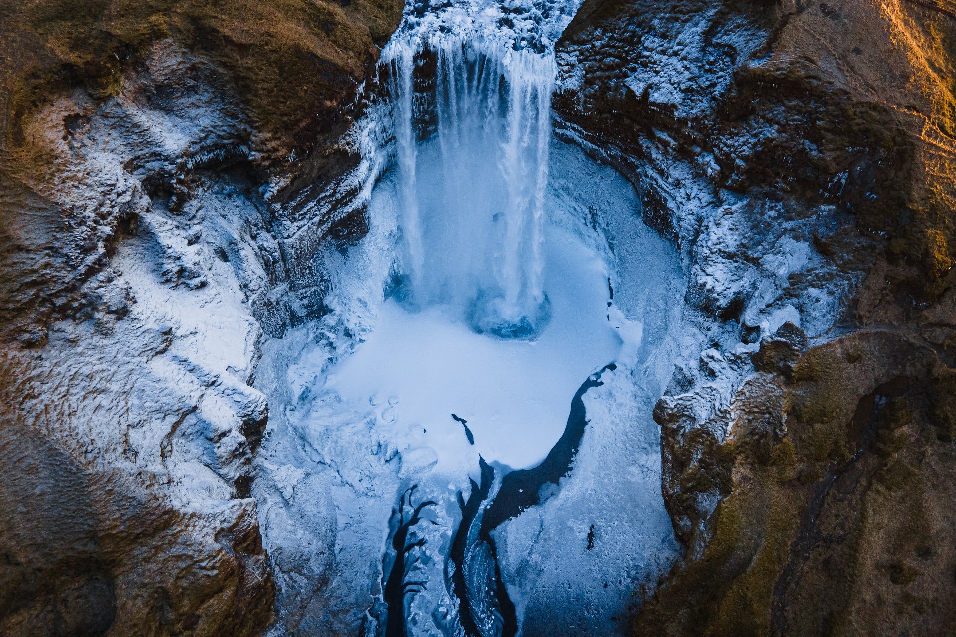 ICELAND — WINTER AT THE EDGE