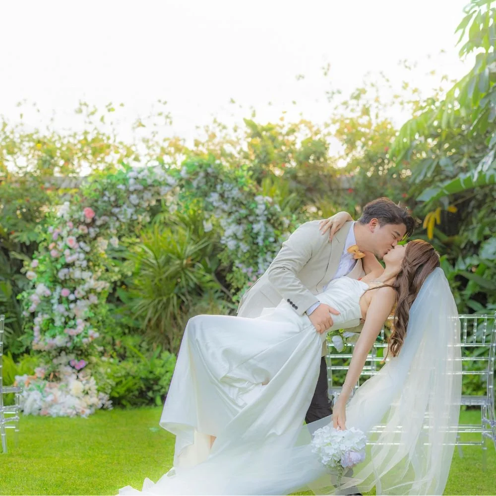 一对新人在欧式婚礼场地接吻。