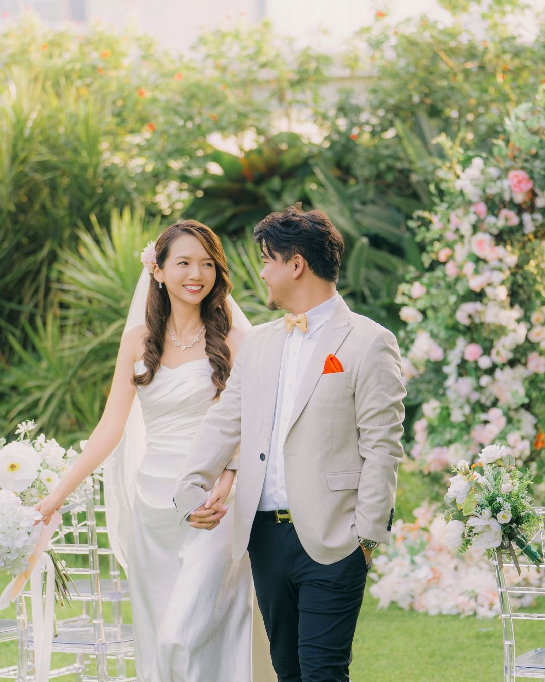一对新人在秘密花园婚礼场地上对望。