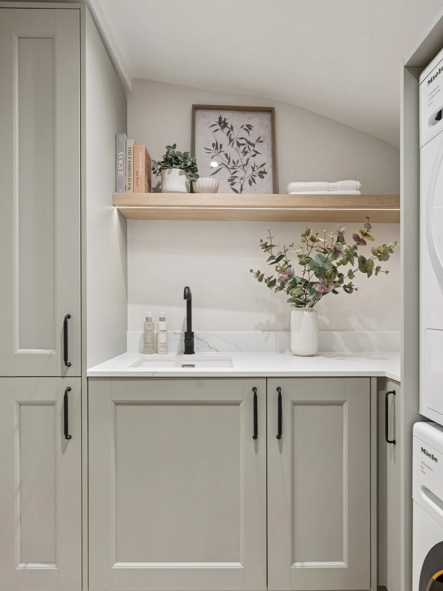 A lovely little laundry room, previously part of an unused (and very damp) vault ➡️ swipe for the before 🪄