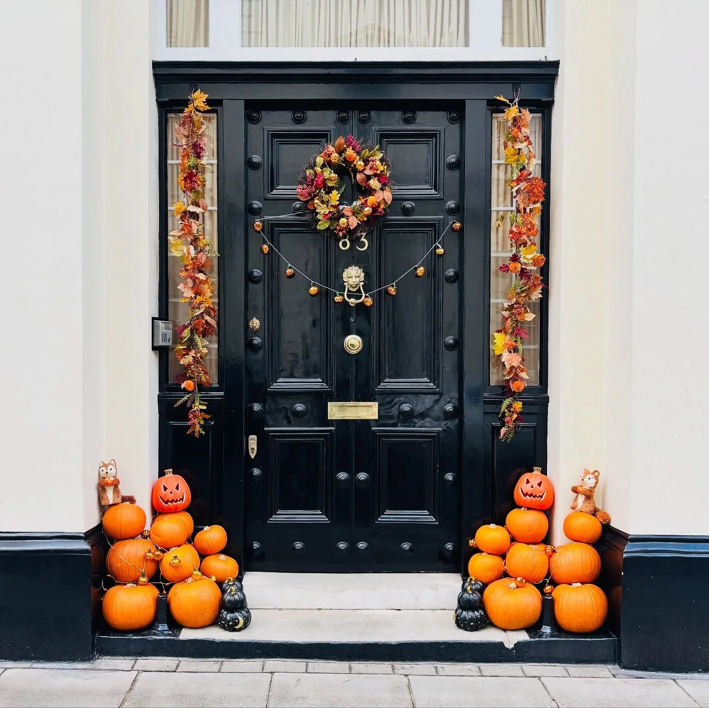 Happy Halloween 🎃👻 we&rsquo;ve absolutely loved admiring all the amazing decorations around the neighbourhood&hellip; some highlights here, but special mention has to go to 25 The Boltons for their genuinely terrifying display ☠️🪦
