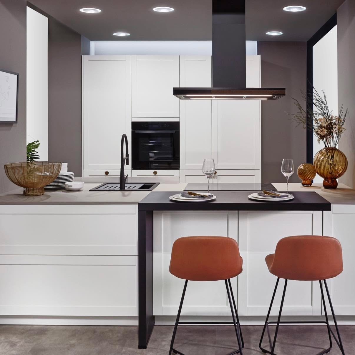Le blanc, une valeur s&ucirc;re pour les petits espaces ✨

Avec ses fa&ccedil;ades encadr&eacute;es blanches du programme Frame, cette cuisine apporte luminosit&eacute; et &eacute;l&eacute;gance tout en optimisant chaque centim&egrave;tre.L&rsquo;&ic