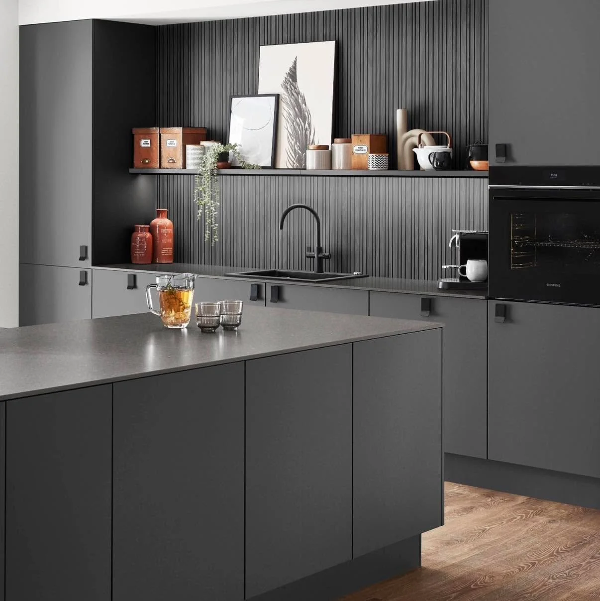 Le gris ardoise au c&oelig;ur de la cuisine ✨

Avec son grand &icirc;lot en L, cette cuisine affirme un style moderne et &eacute;l&eacute;gant.Les fa&ccedil;ades sans poign&eacute;es avec syst&egrave;me push-to-open apportent un design &eacute;pur&ea