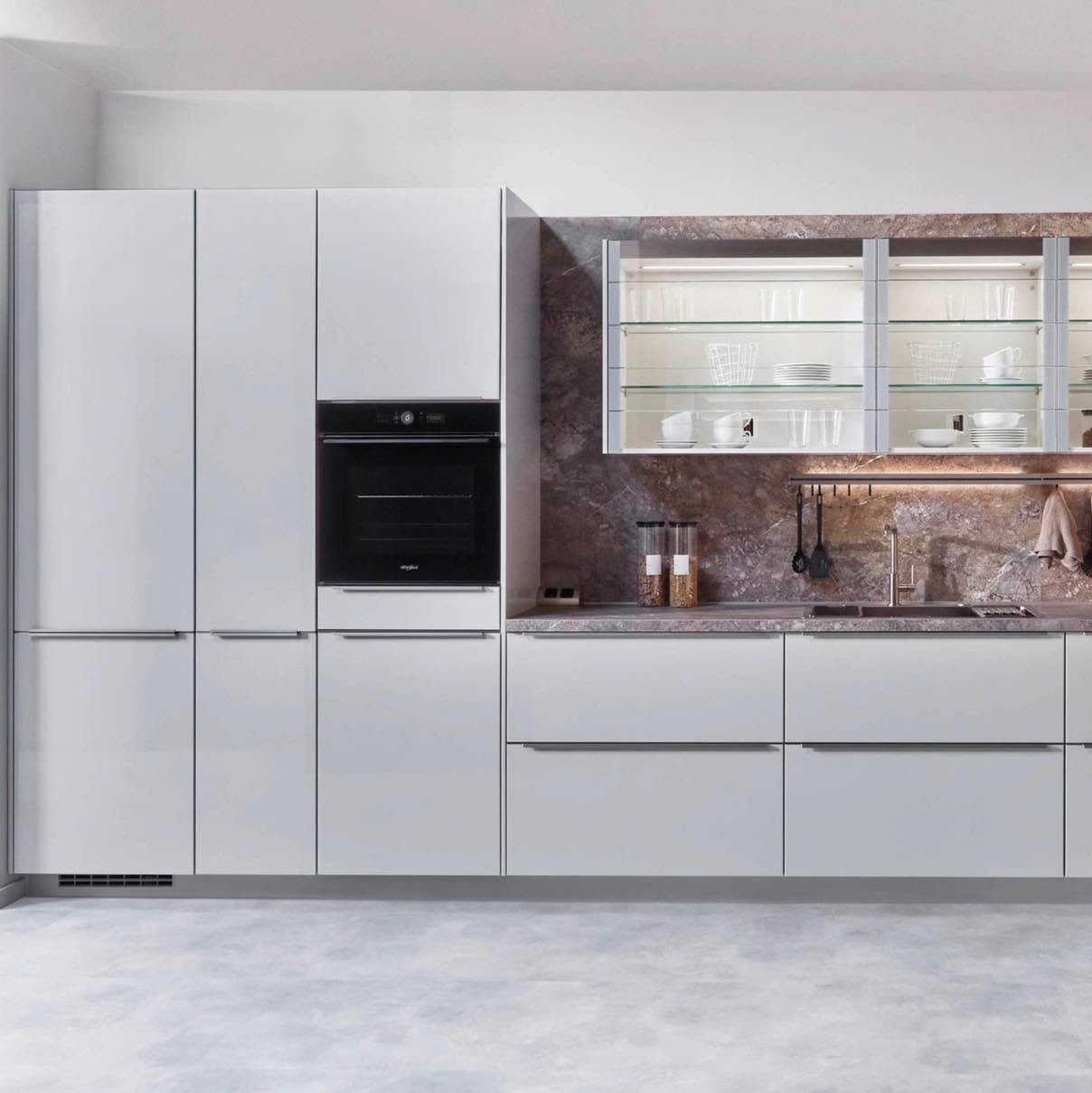 Un regard &eacute;l&eacute;gant sur le gris soie ✨

Les fa&ccedil;ades brillantes gris soie du mod&egrave;le Novalux apportent modernit&eacute; et raffinement &agrave; cette cuisine lumineuse.Associ&eacute;e au plan de travail effet pierre et aux vit