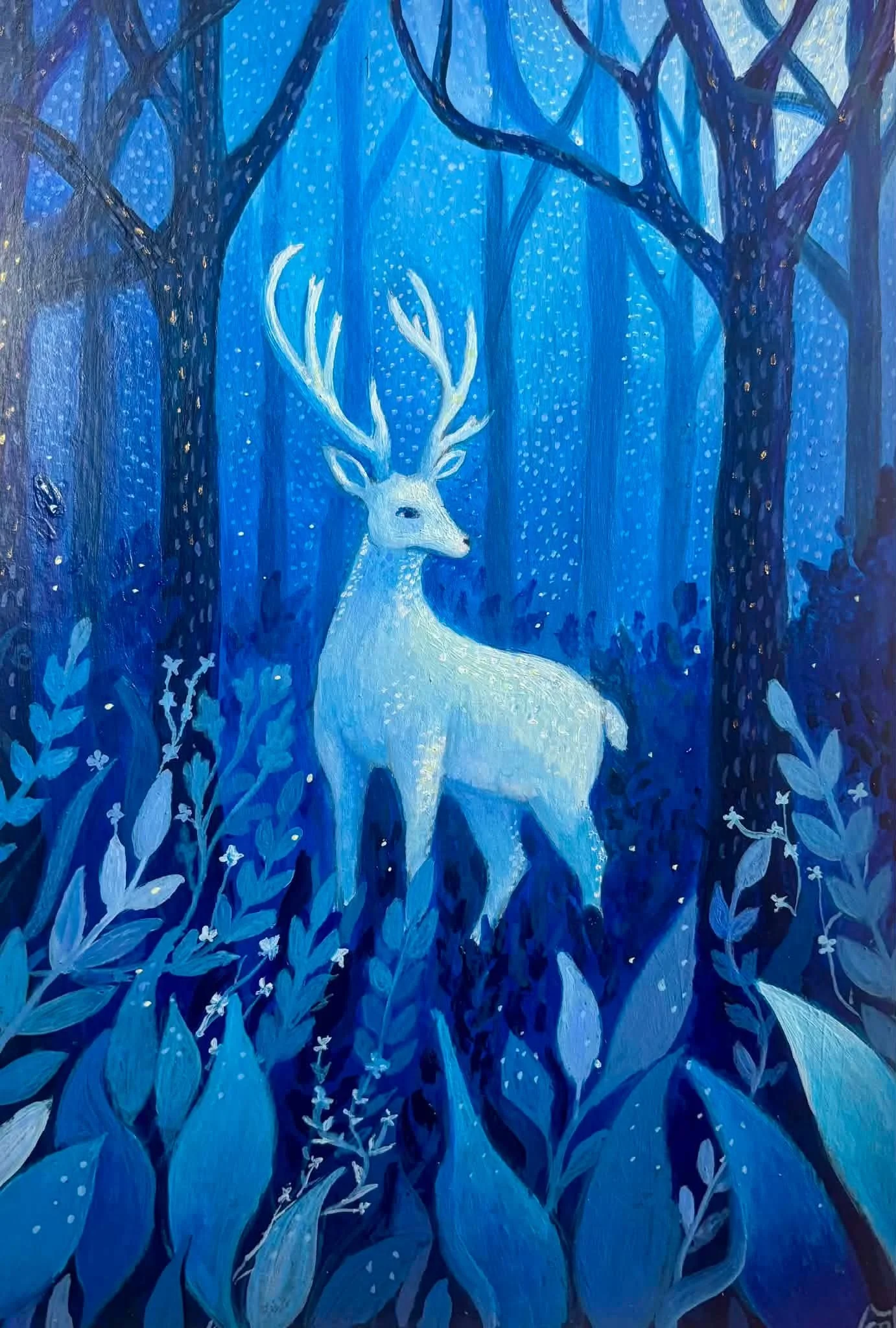 Cerf blanc dans une forêt de nuit