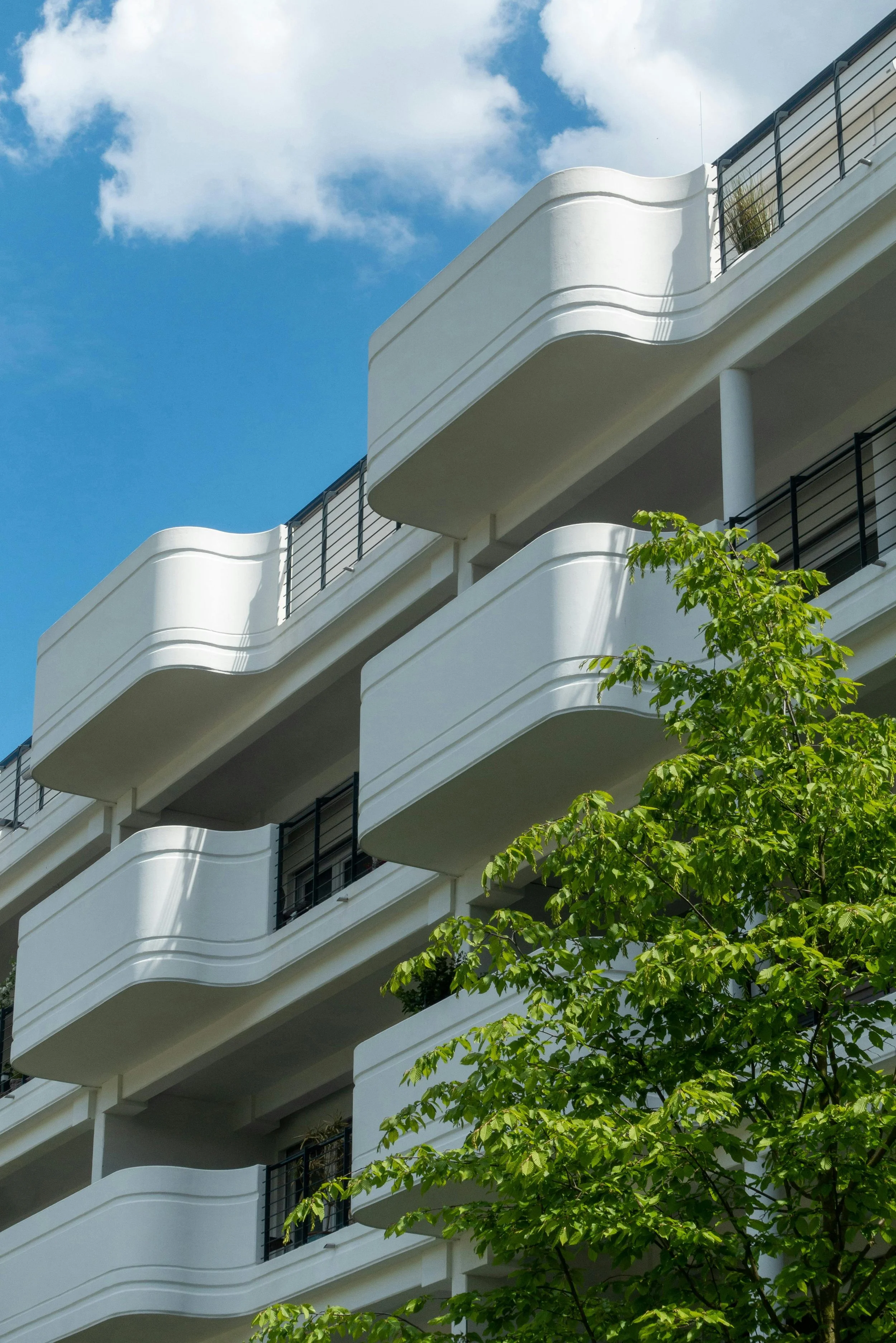 Mehrfamilienhaus verkaufen Hamburg. Außenansicht eines modernen Mehrfamilienhauses als Beispiel für die professionelle Immobilienvermittlung von Schubert Immobilien in Hamburg, Ihr Immobilienmakler.