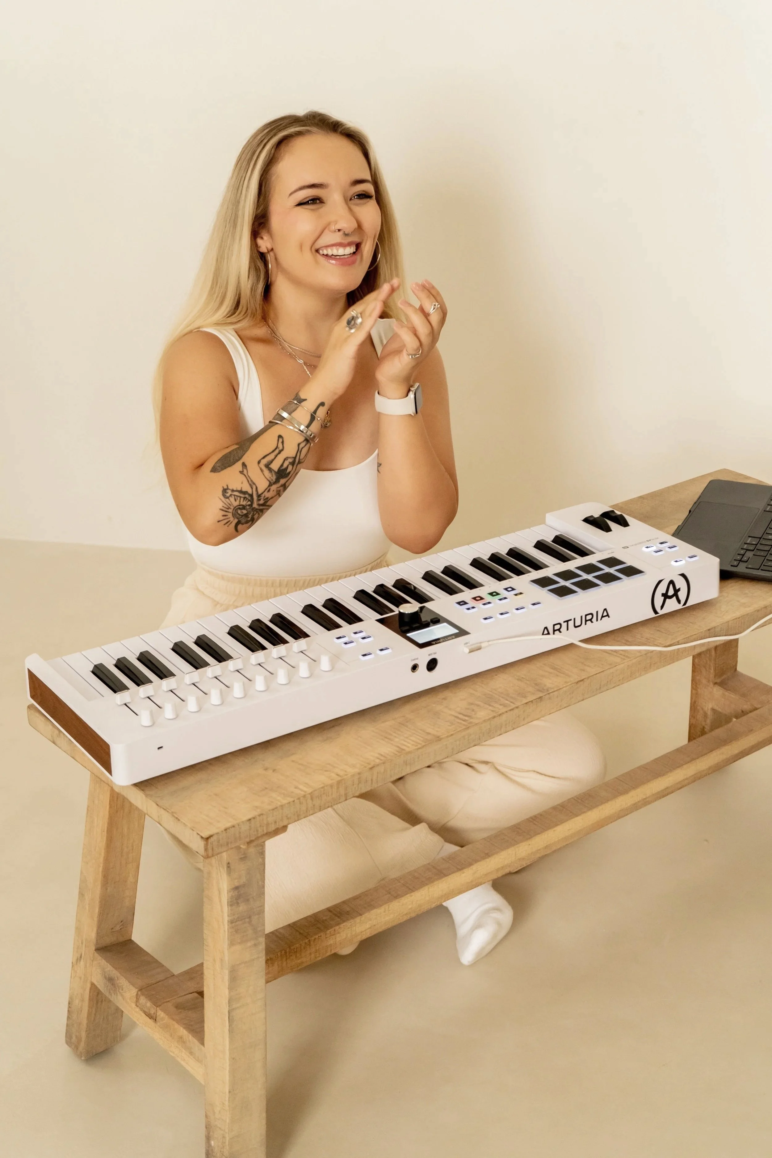 Alejandra, profesora de canto de Atenea Estudio Vocal en Sevilla, aplaudiendo junto al piano al terminar un ejercicio en clase.