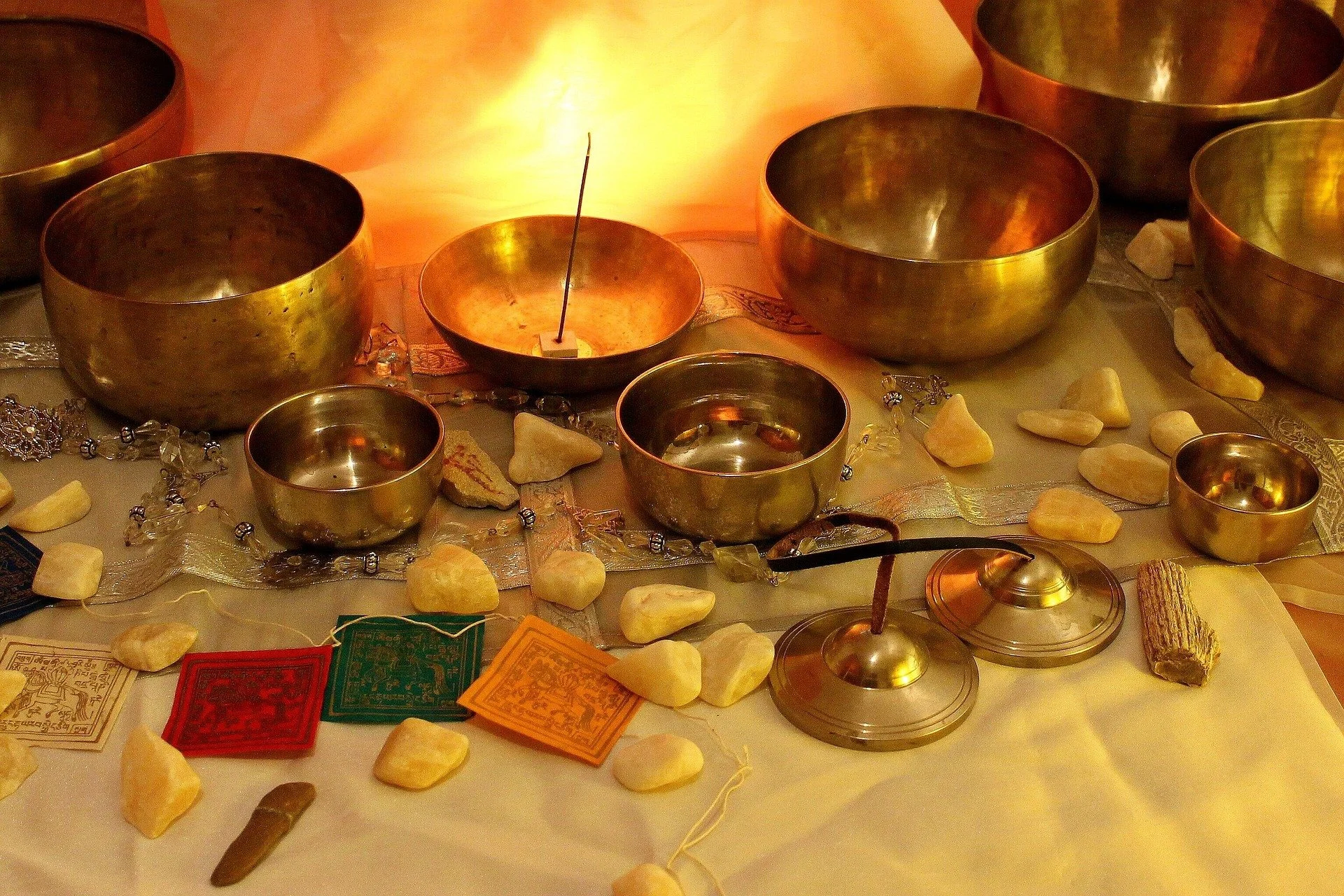Harmonium-Trommel-Arrangement auf einem Altar mit Sandelholzstücken, goldenen Gefäßen, bunten Gebetskärtchen, Schmuck und Dekorationen.