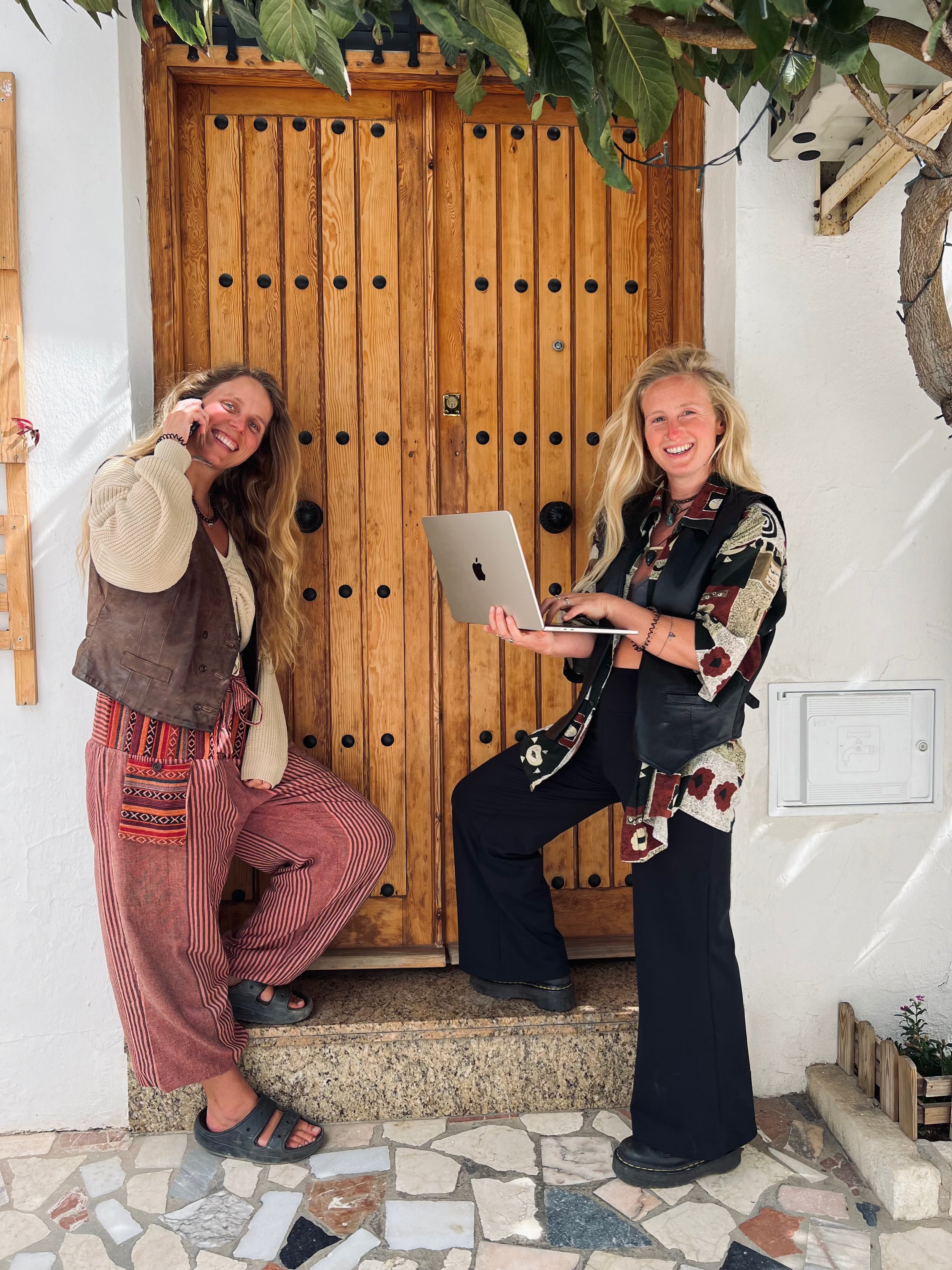 Sanne en Charlene, oprichters van marketingbureau voor vrouwelijke ondernemers Sisterhood Marketing, lachend aan het werk buiten