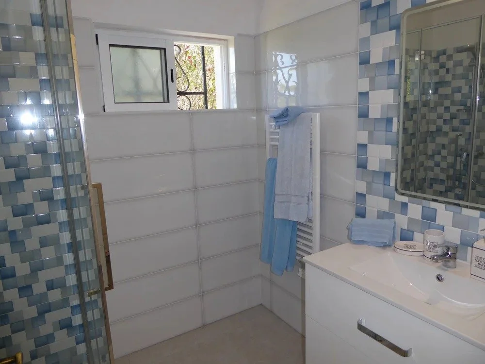 imgi_8_Cara+Mia+Blue+shower.jpg