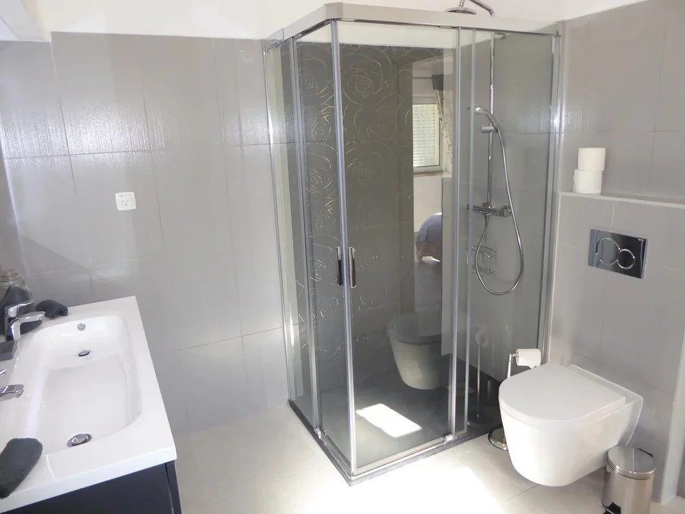 imgi_9_Cara+Mia+grey+bathroom1.jpg