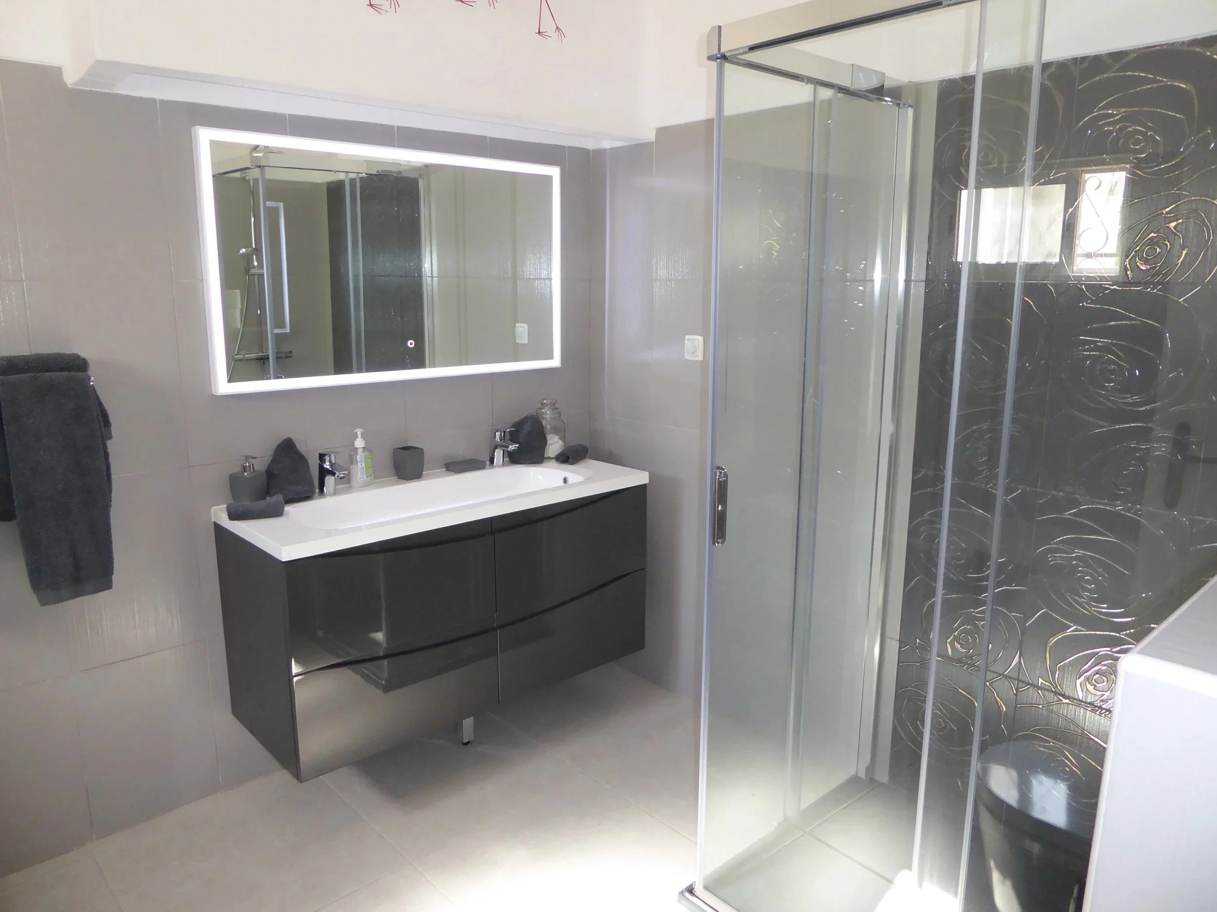 imgi_30_Cara+Mia+grey+Bathroom.jpg