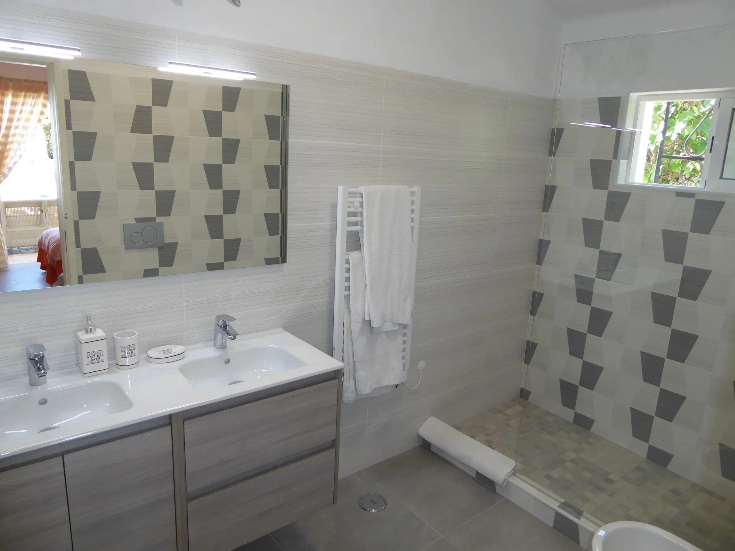 imgi_33_Cara+Mia+Grey+Shower+room.jpg