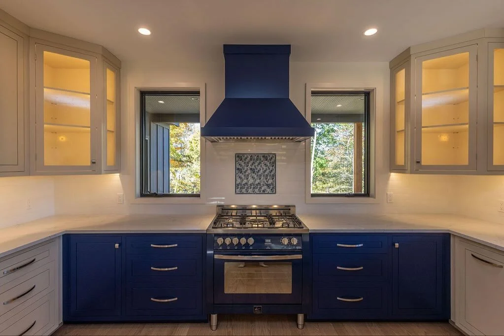 This two toned modern kitchen has a rabbeted raised panel door detail, designed around a navy blue Italian style range stove
Thank you @jaynolanwoodworking for the range hood cabinet!
