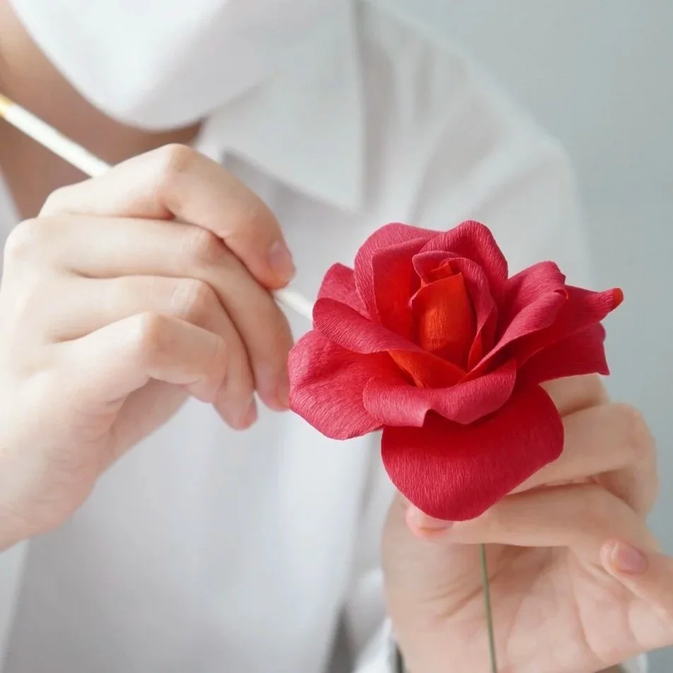 Merremade student in-person worksop making realistic handmade paper rose flower.