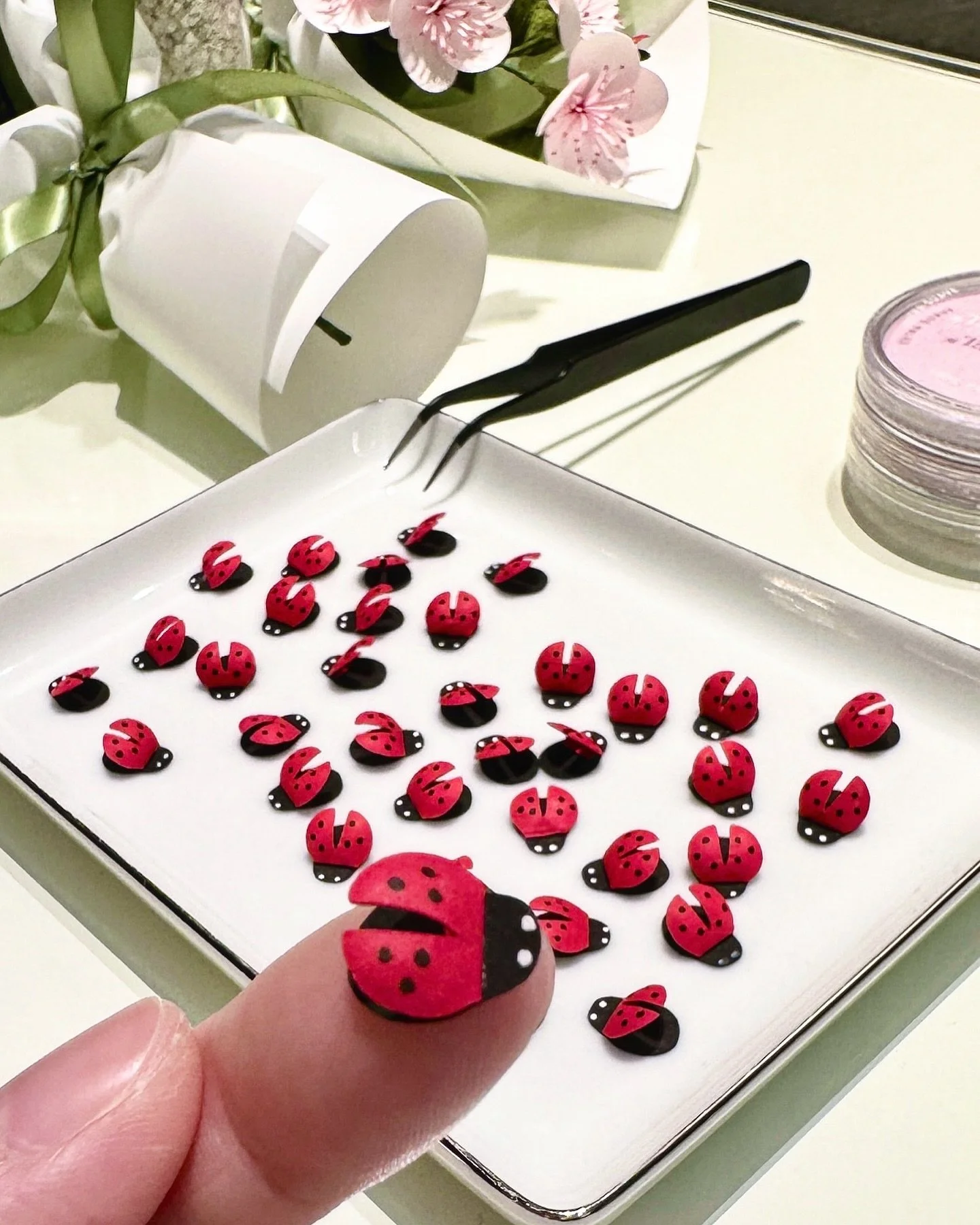 Rediscovering these adorable ladybugs I crafted for @vancleefarpels while reflecting on past projects. Made with love from cardstock papers. 

#paperart #handmade #paperartist #diy #inspiredbynature