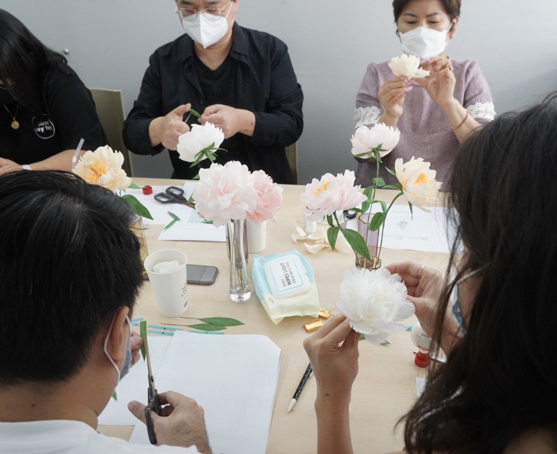 Merremade paper peony workshop in Seoul Korea.