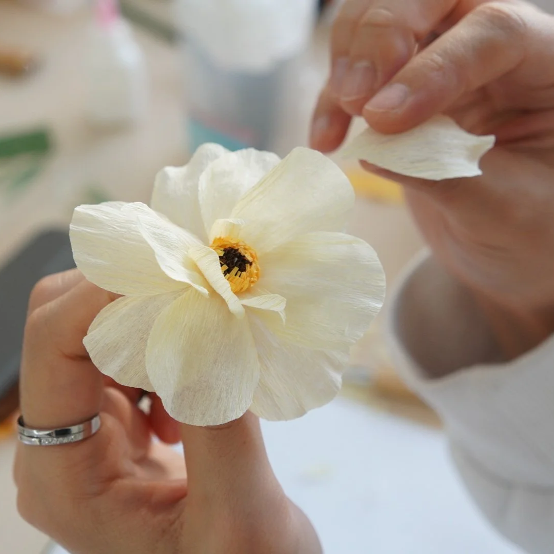 Merremade student arranging handmade paper flowers in in-person workshop in Seoul Korea.