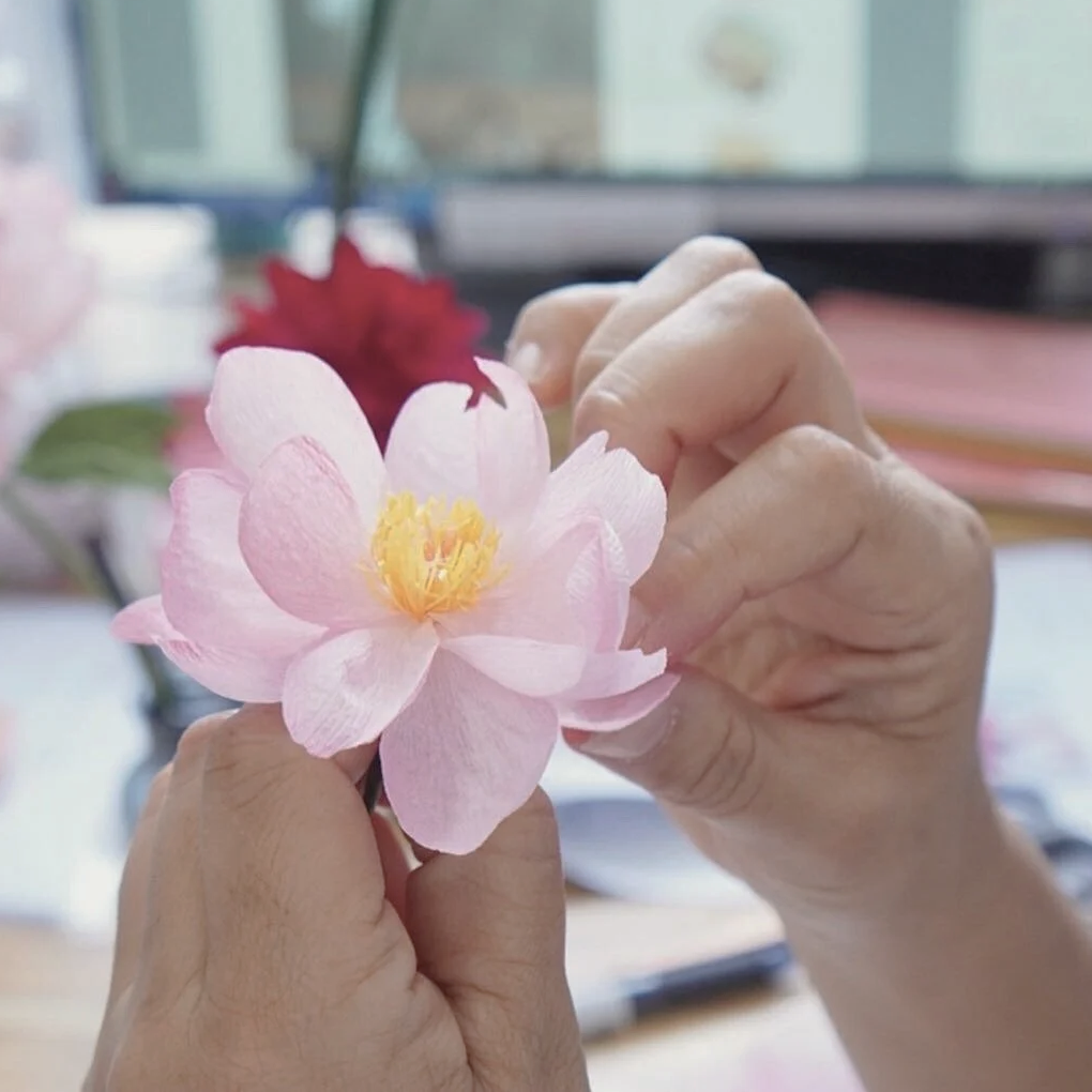 Merremade student working on handmade paper flowers during in-person workshop in Seoul Korea.