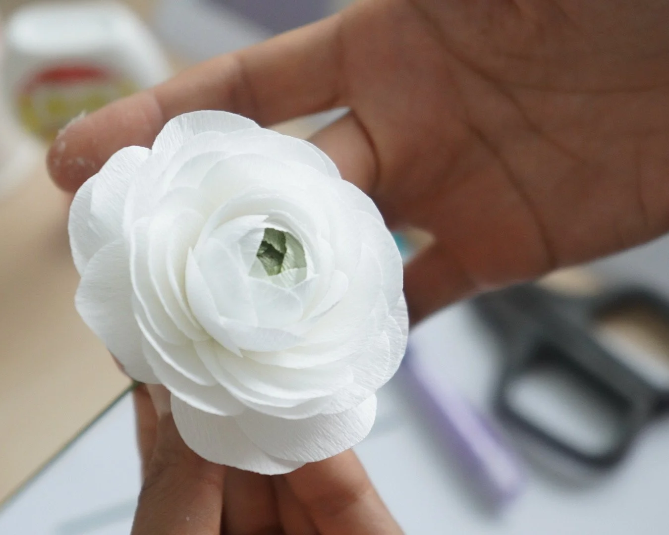 Merremade student carefully handcrafting paper ranunculus during level 2 workshop in Seoul Korea.