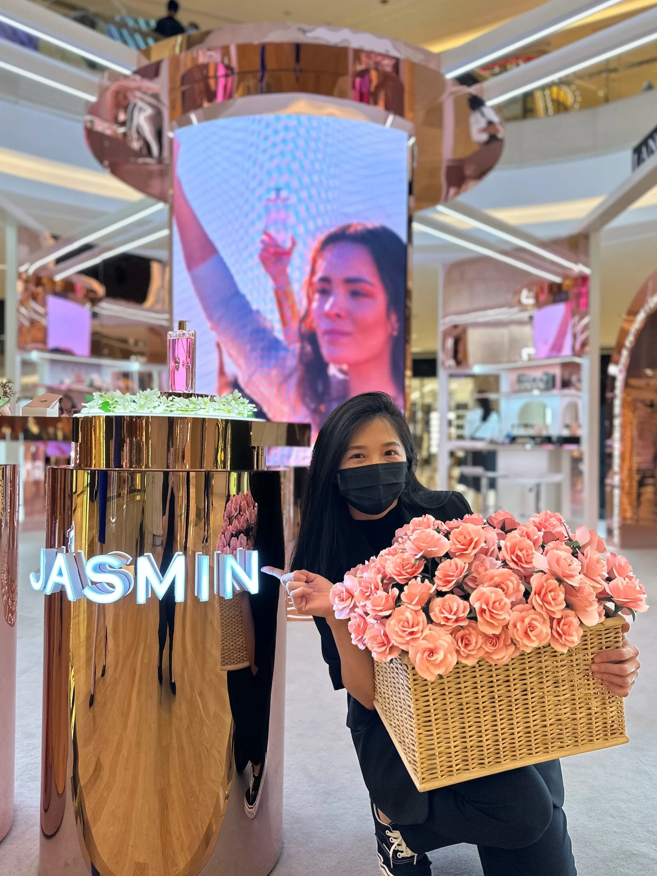 Jasmine Sing, paper artist, holding a large basket of pink paper flower rose in a Orchard Ion Singapore for Lancome new launch perfume event.