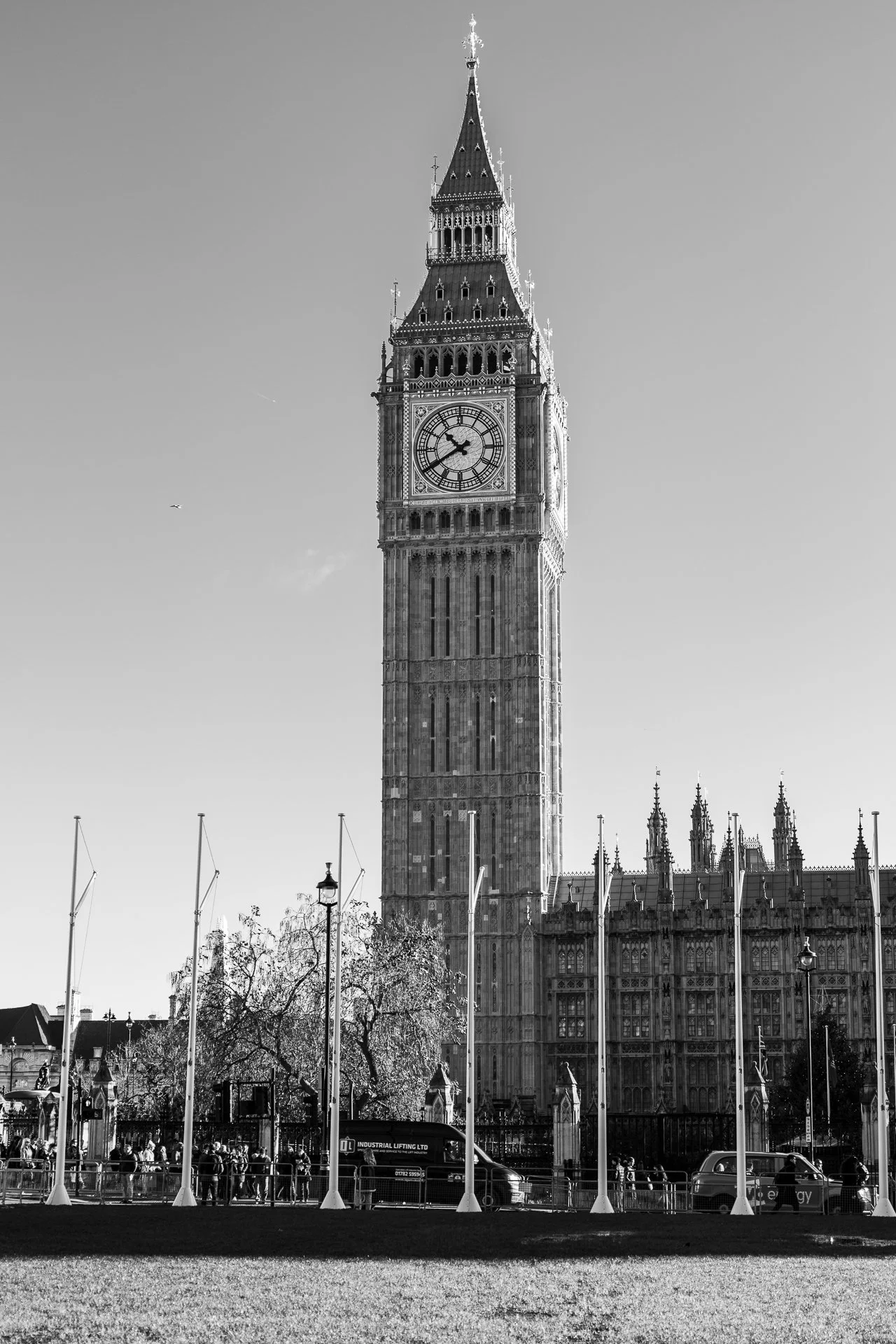 Black and white photo of Elizabeth Tower (Big Ben) and the Houses of Parliament in London.