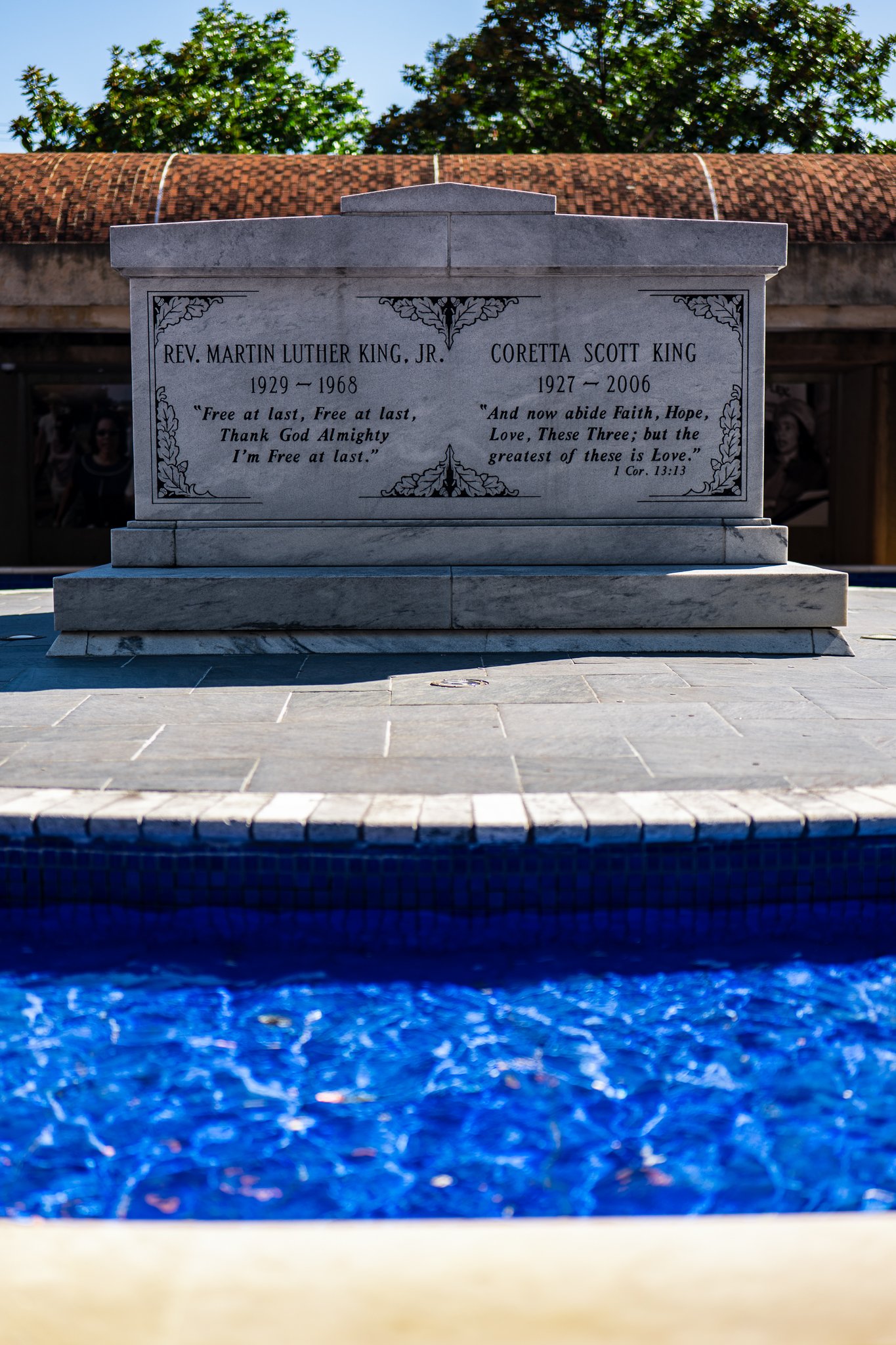 Memorial tomb of Martin Luther King Jr. and Coretta Scott King, with inscriptions, surrounded by a water feature.