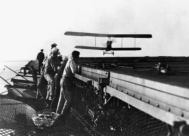 Aeromarine_39B_landing_aboard_USS_Langley_CV-1_in_October_1922.jpg