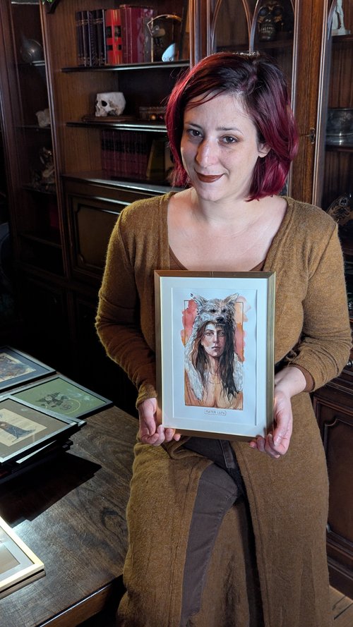 Rebecca tenant l’œuvre « Mater Lupa ».