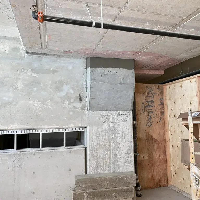 Dry packed expanding groutfreshly placed