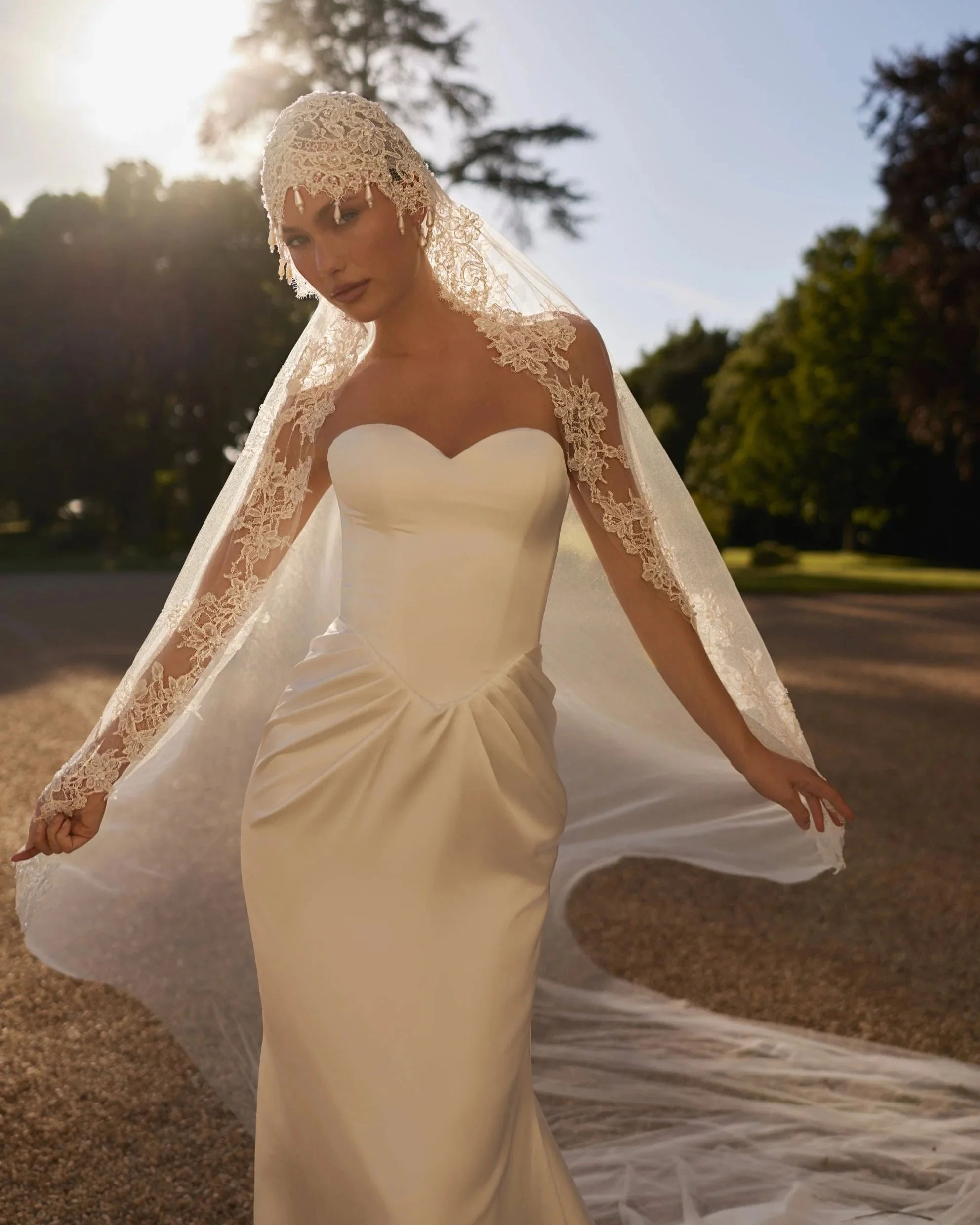 VL-026 – Elena Morar Wedding Dress & Embroidered Lace Veil