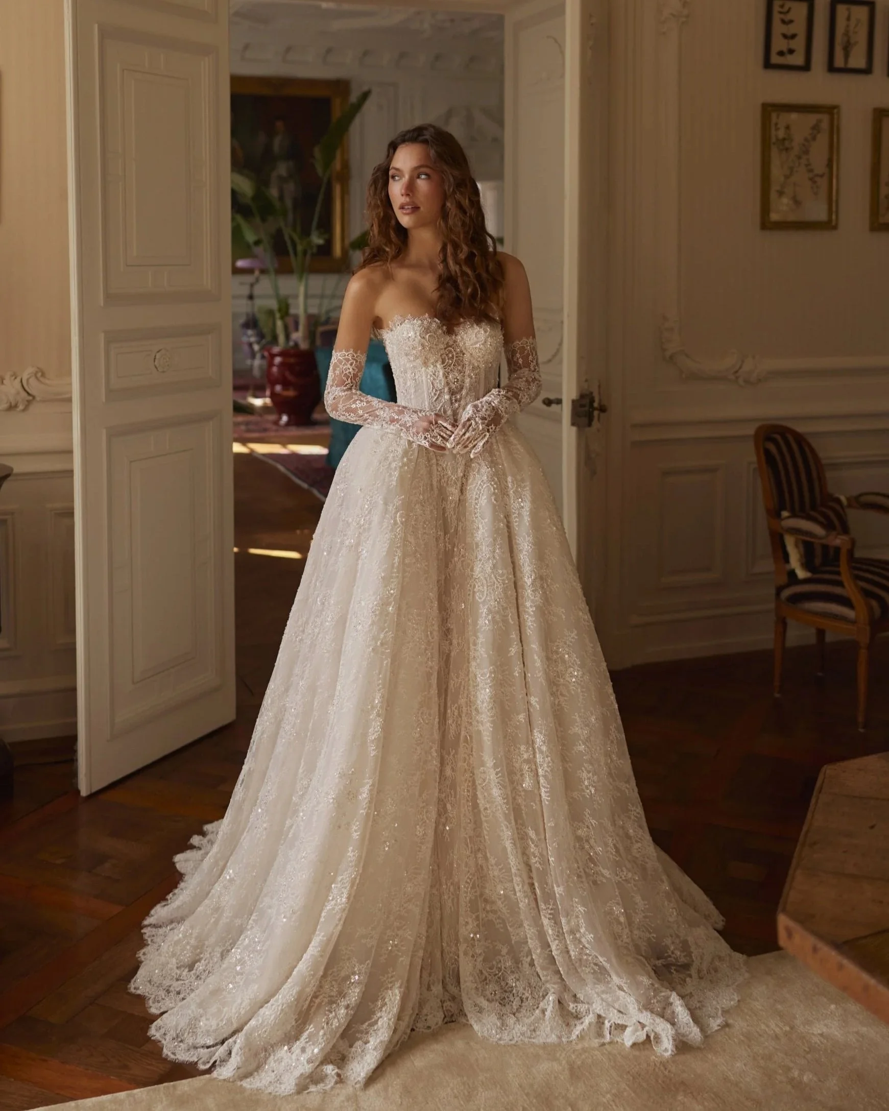 VL-001 – Elena Morar Wedding Dress with Matching Gloves & Veil