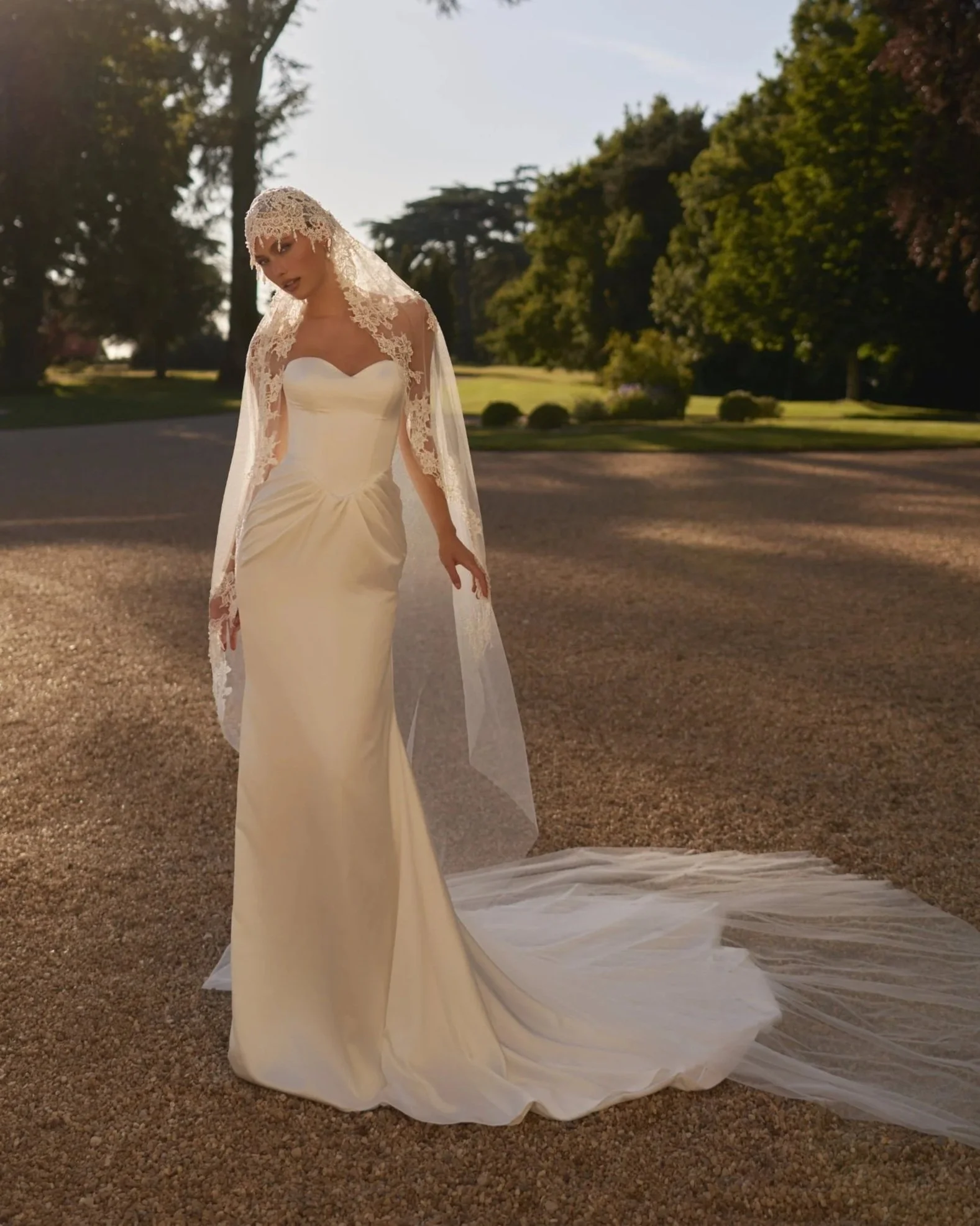 VL-026 – Elena Morar Wedding Dress & Embroidered Lace Veil
