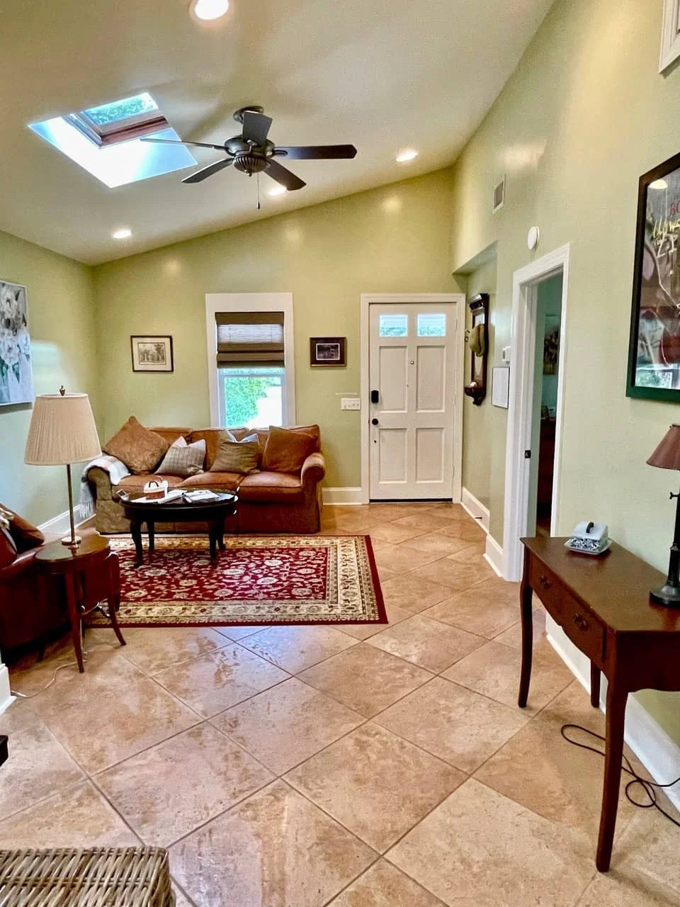 Open living room with vaulted ceilings at Jasmine Suite