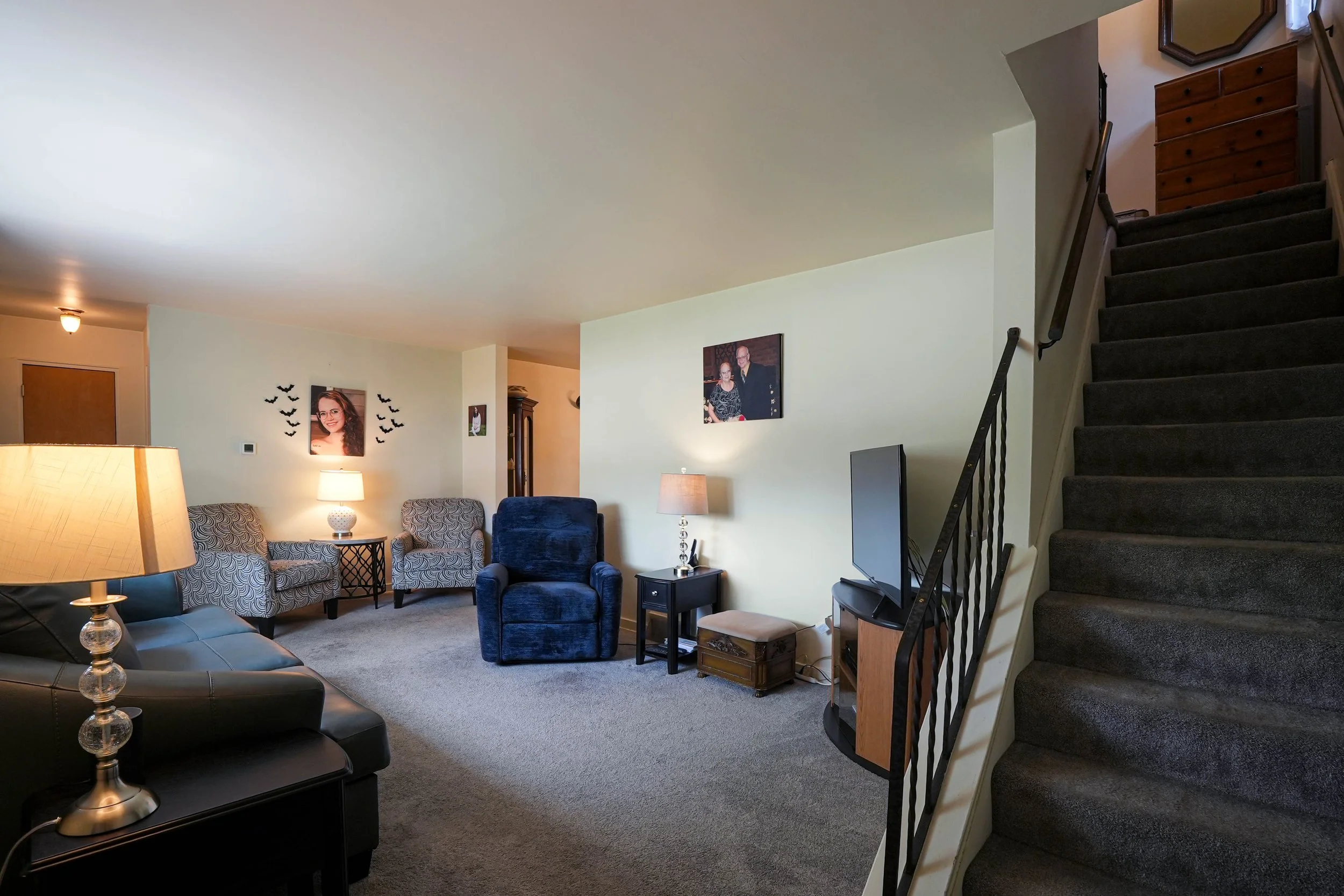 24-1007 Woodbine St-24.jpg